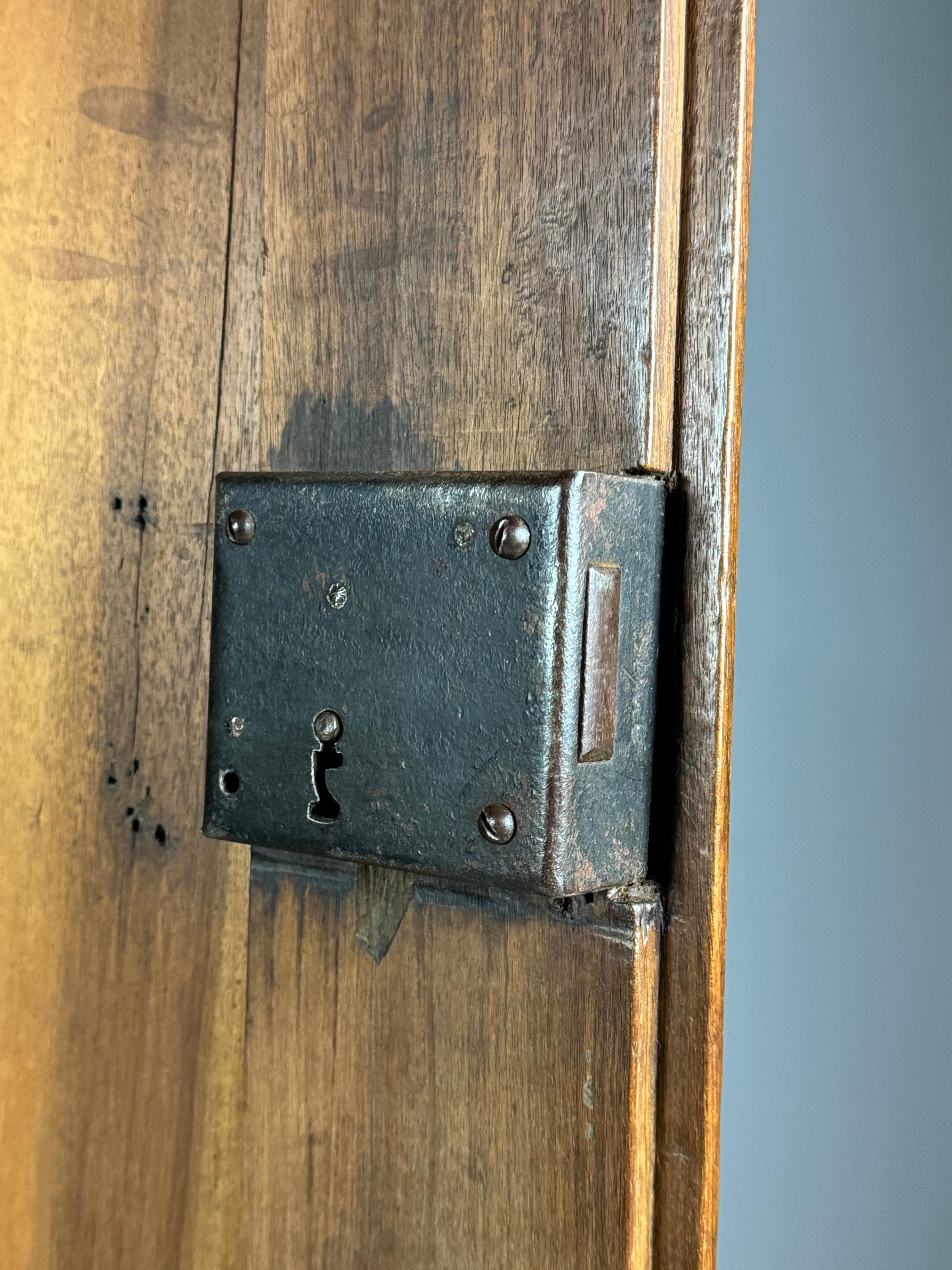 Un enorme armadio/guardaroba/libreria. Originario della Borgogna, in Francia. È incredibile quanto sia moderno il design geometrico delle ante per un mobile del 1700 circa.

Il mobile è realizzato in noce ed è in ottime condizioni! Can può essere