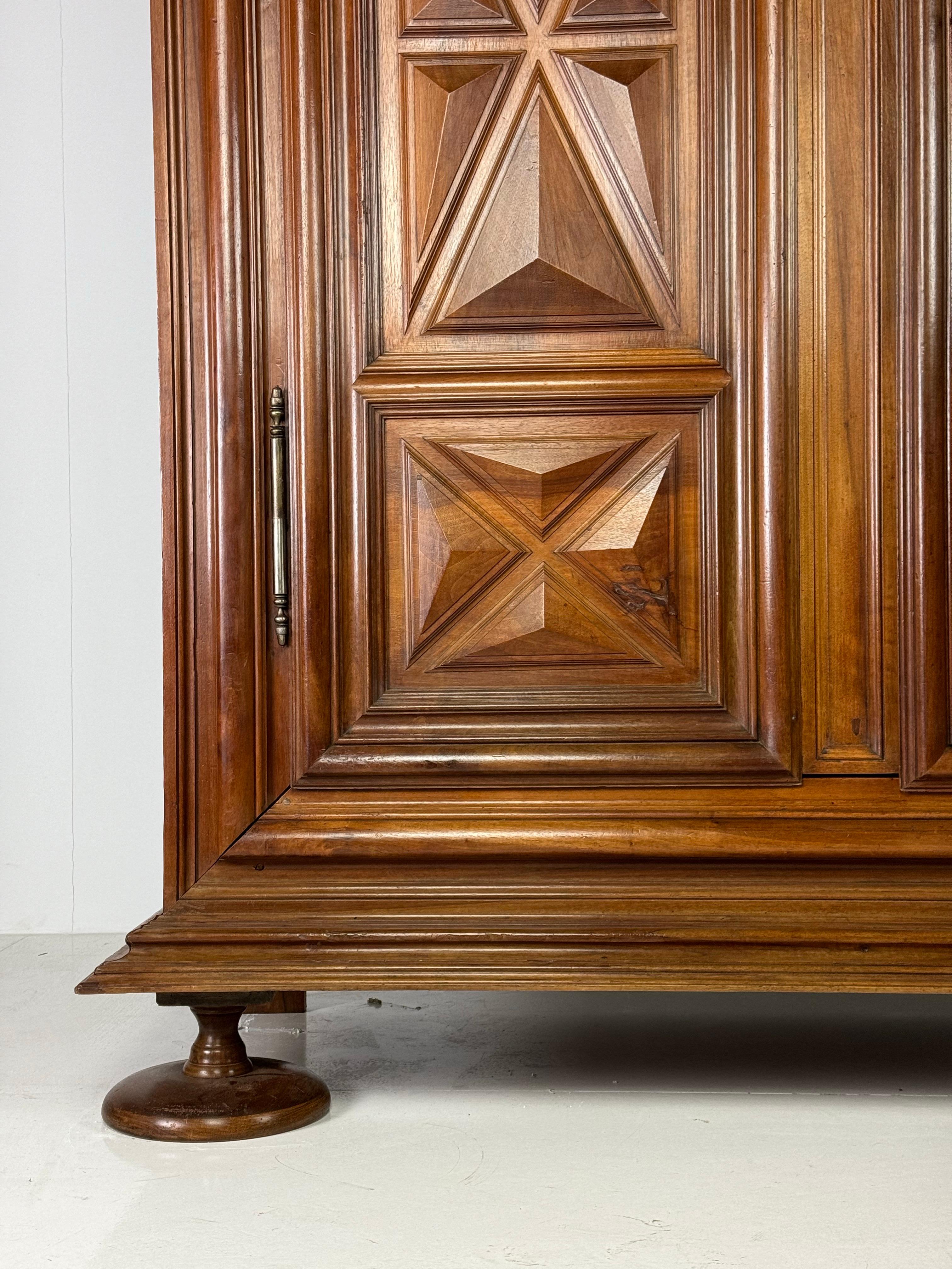 Armadietto in noce borgogna del 1700 ca. 1700 In condizioni buone in vendita a MILL, NL