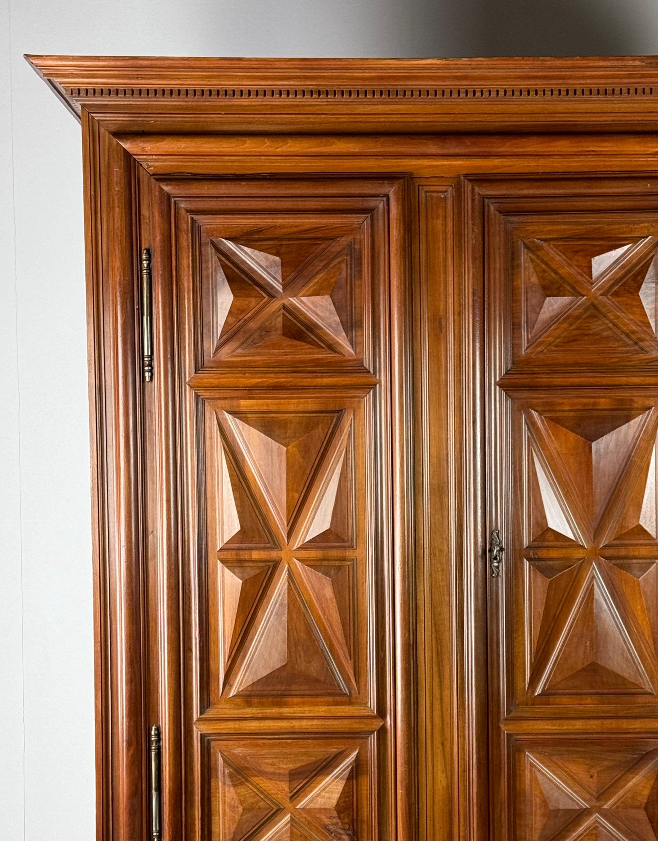 XVIII secolo Armadietto in noce borgogna del 1700 ca. 1700 in vendita