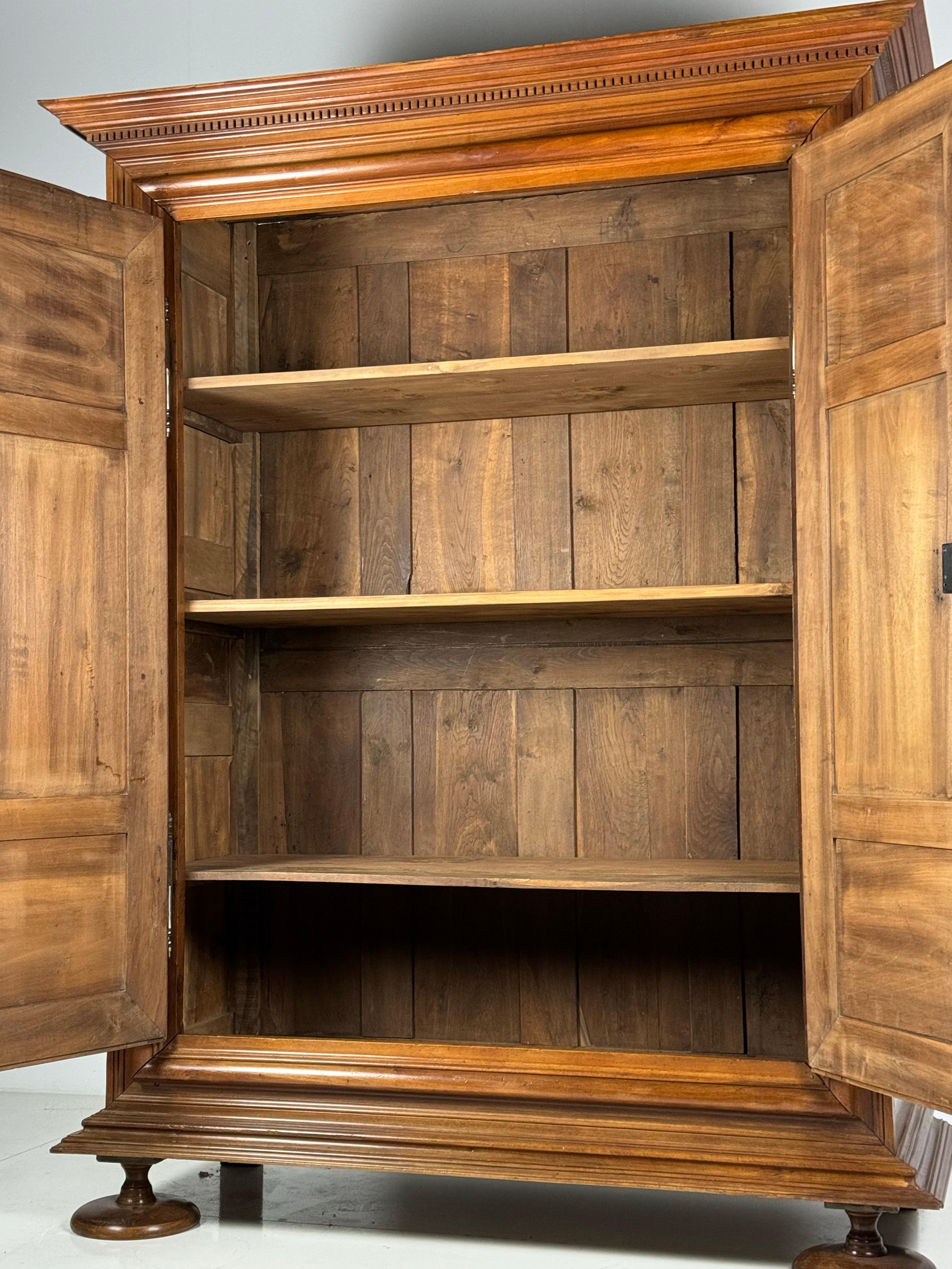 Noce Armadietto in noce borgogna del 1700 ca. 1700 in vendita