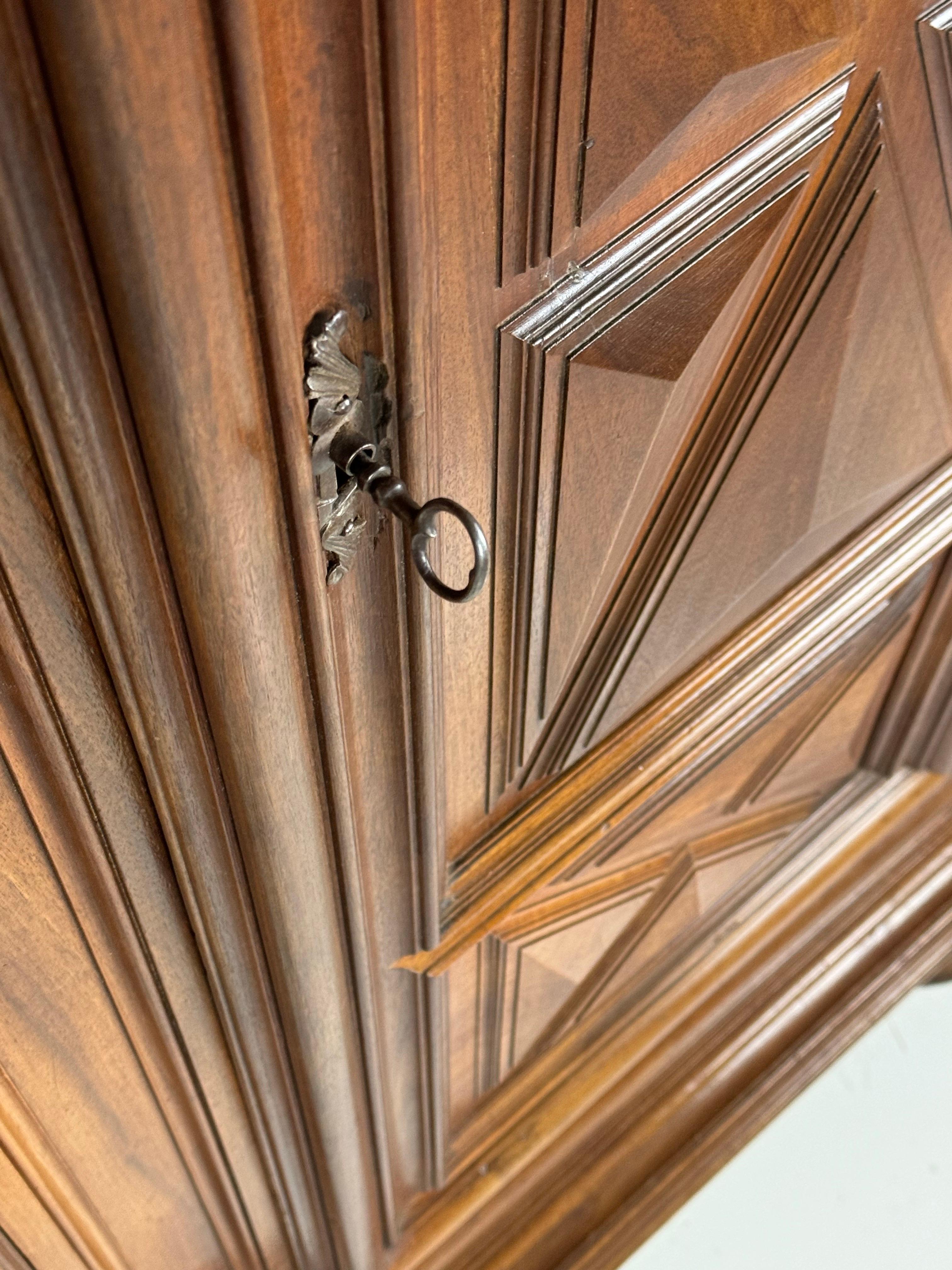 Armadietto in noce borgogna del 1700 ca. 1700 in vendita 1