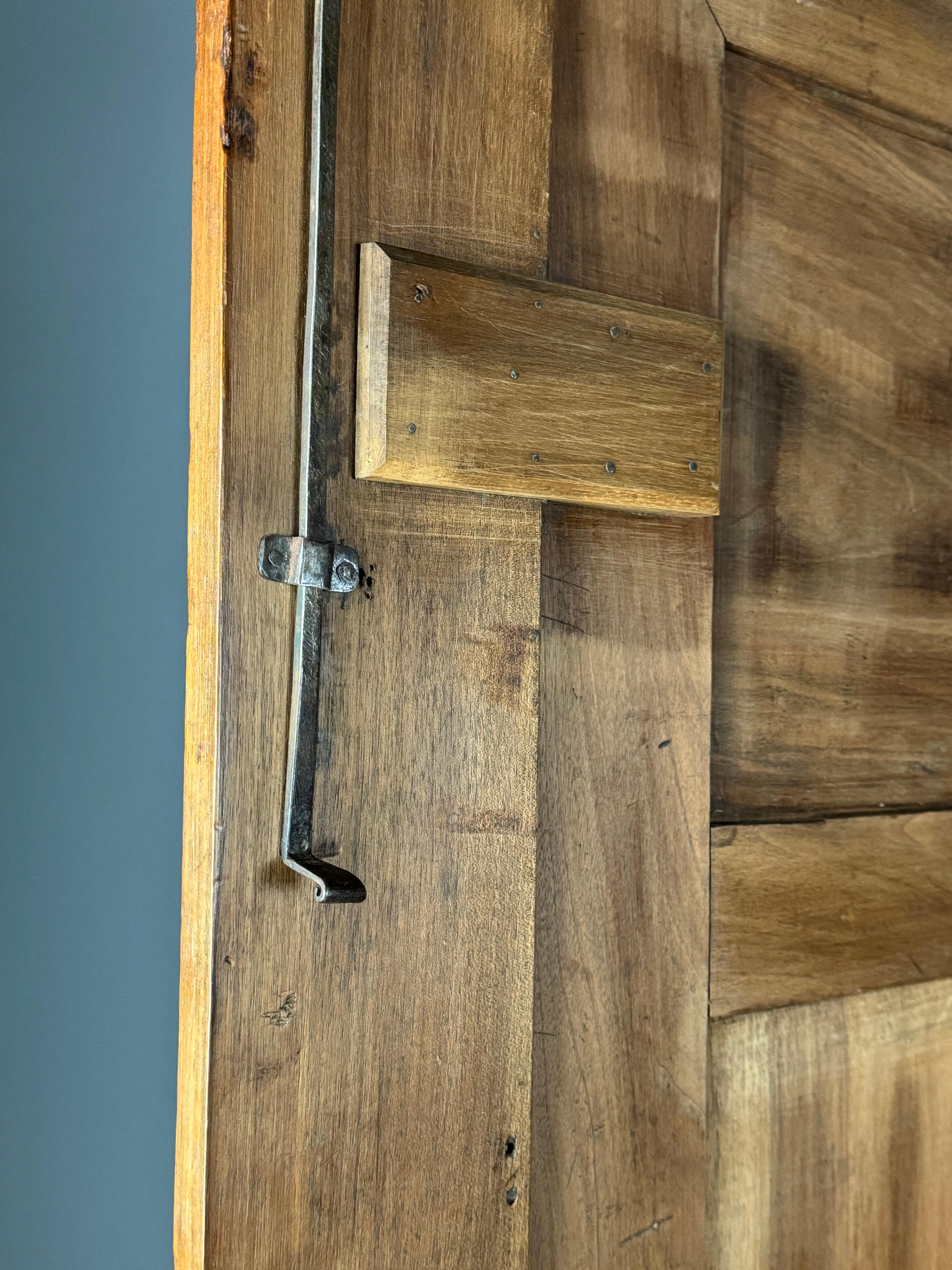 Armadietto in noce borgogna del 1700 ca. 1700 in vendita 3