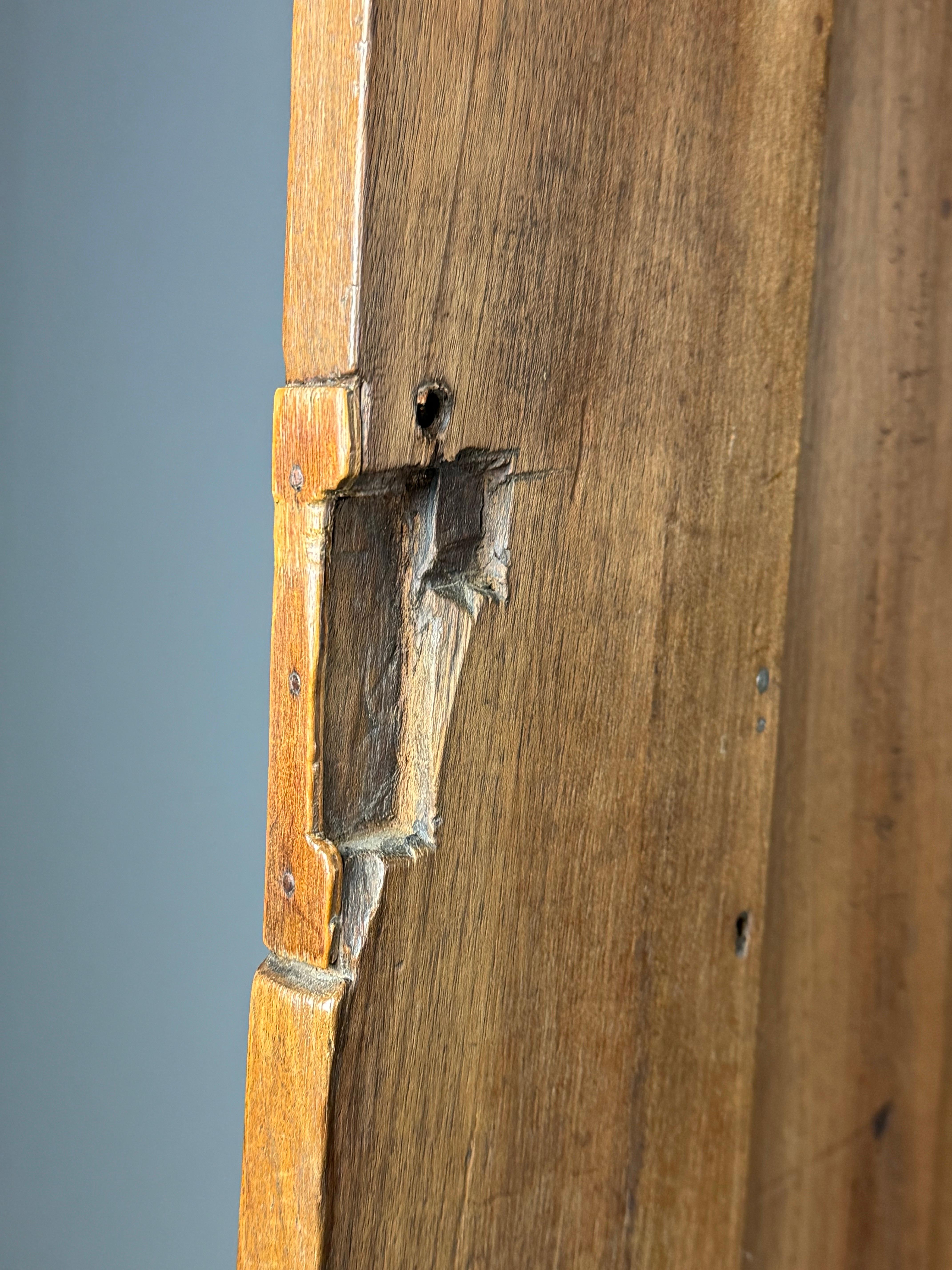 Armadietto in noce borgogna del 1700 ca. 1700 in vendita 4