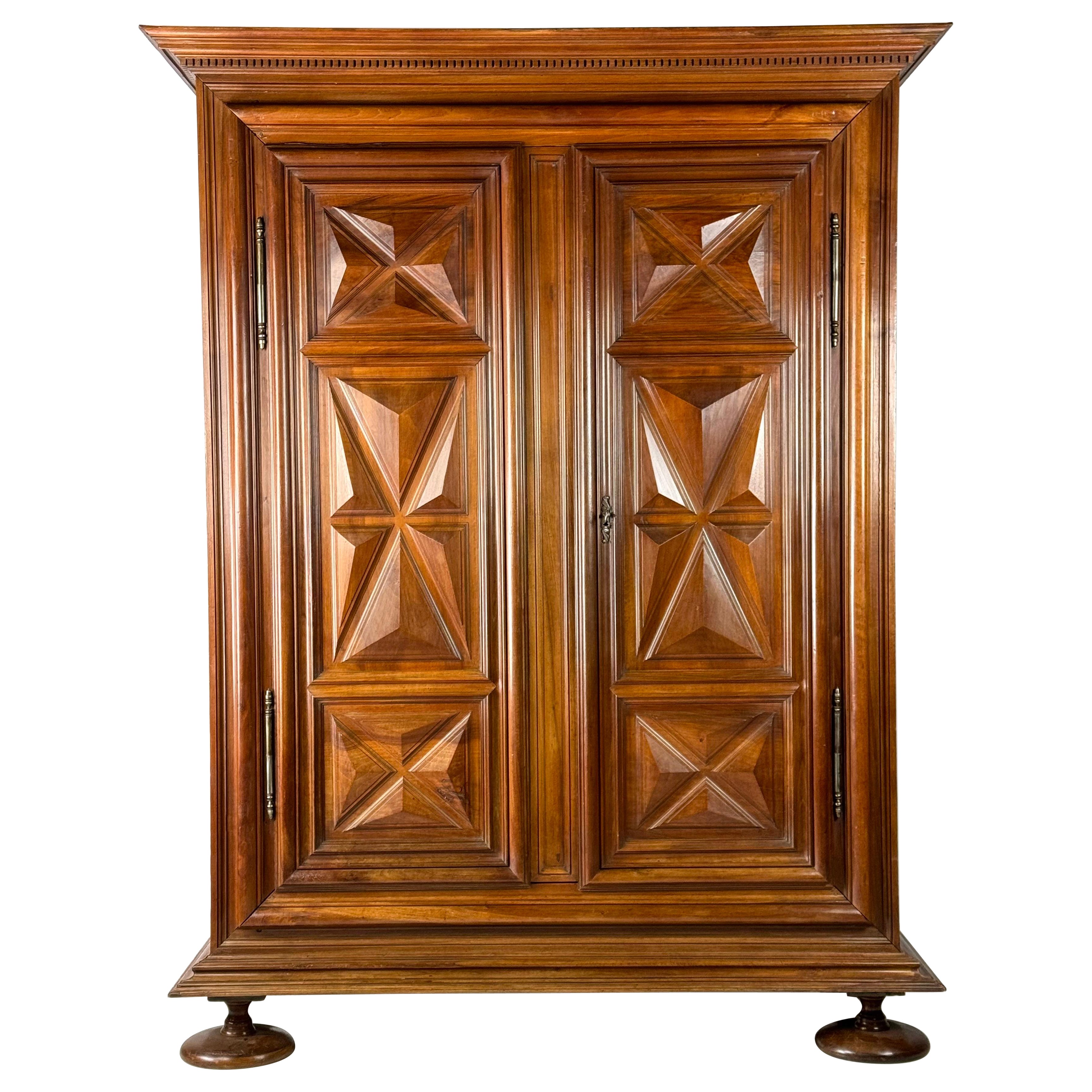 Armadietto in noce borgogna del 1700 ca. 1700 in vendita