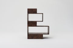 ARMOIRE DE RANGEMENT EN LOUPE DE NOYER par FREEMAN GALLERY