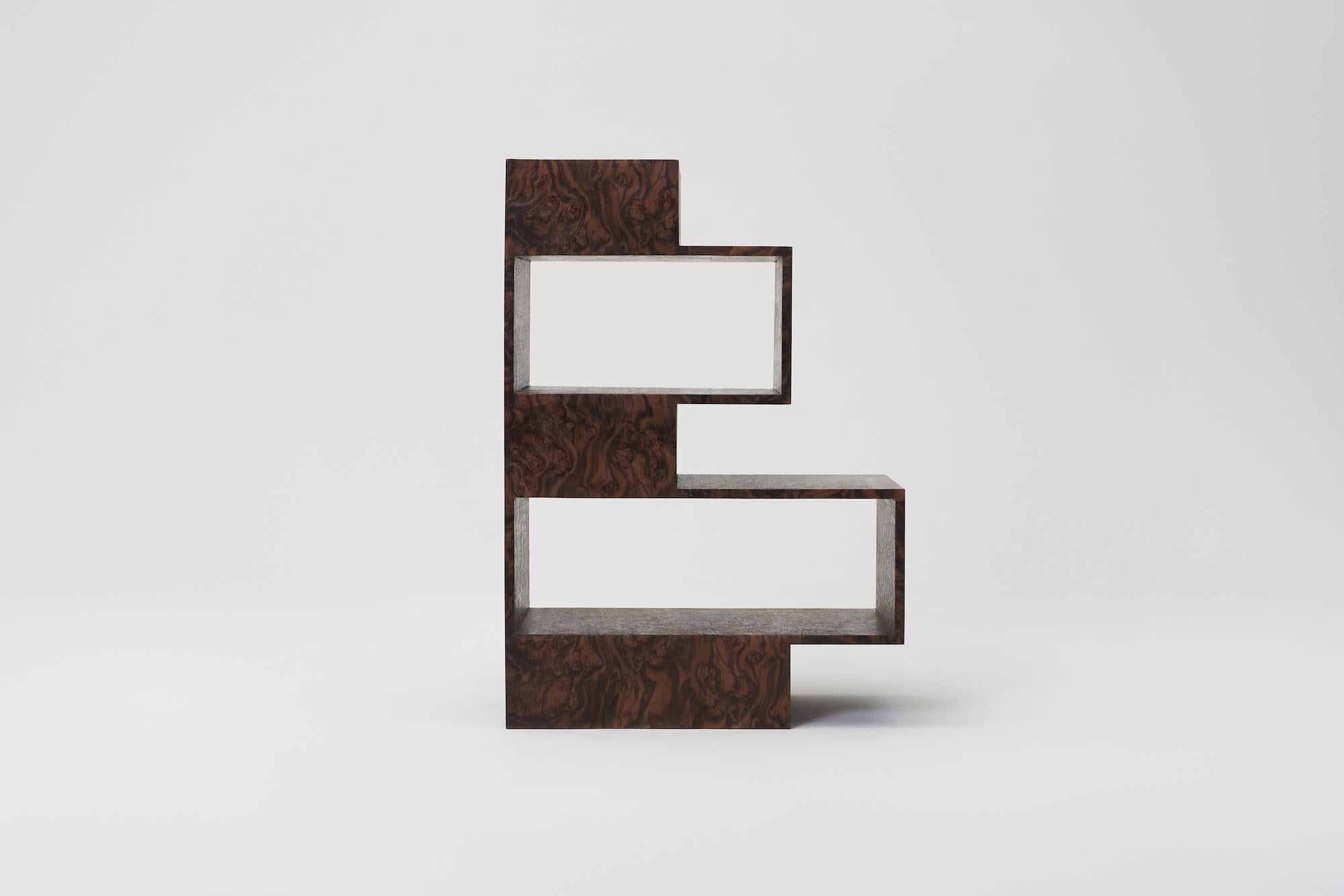 Armario de madera de nogal by Petra Madalena
Dimensiones: An 70 x Pr 40 x Al 100 cm
Materiales: chapa de madera de nogal.
Peso: 50 kg (± 5 kg para el embalaje)

Deléitate con la belleza de la artesanía exquisita con este armario de nogal burl