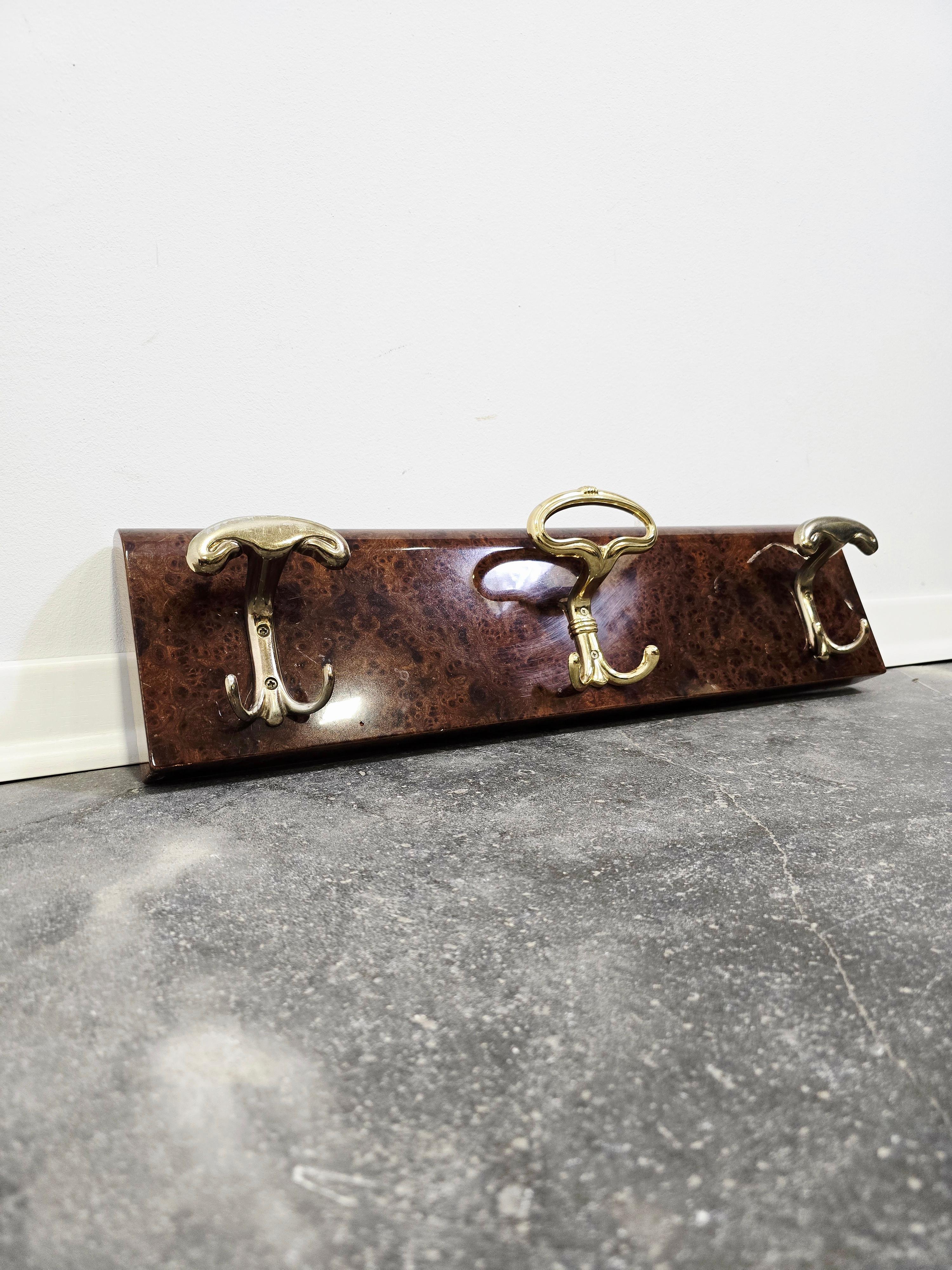 Wandaufhänger aus Nussbaumwurzelholz mit drei Haken im Zustand „Gut“ im Angebot in Ljubljana, SI