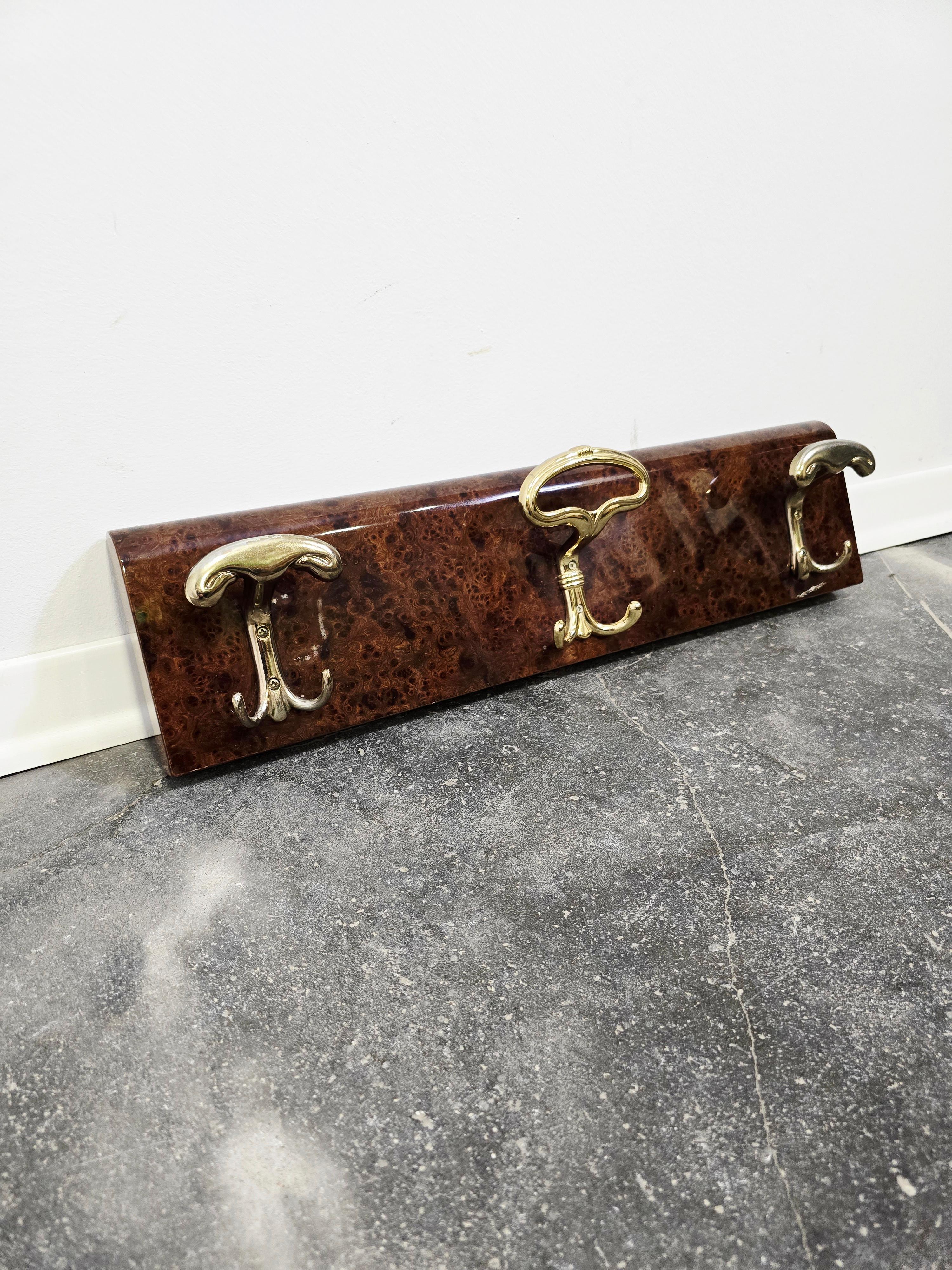 Wandaufhänger aus Nussbaumwurzelholz mit drei Haken (Ende des 20. Jahrhunderts) im Angebot