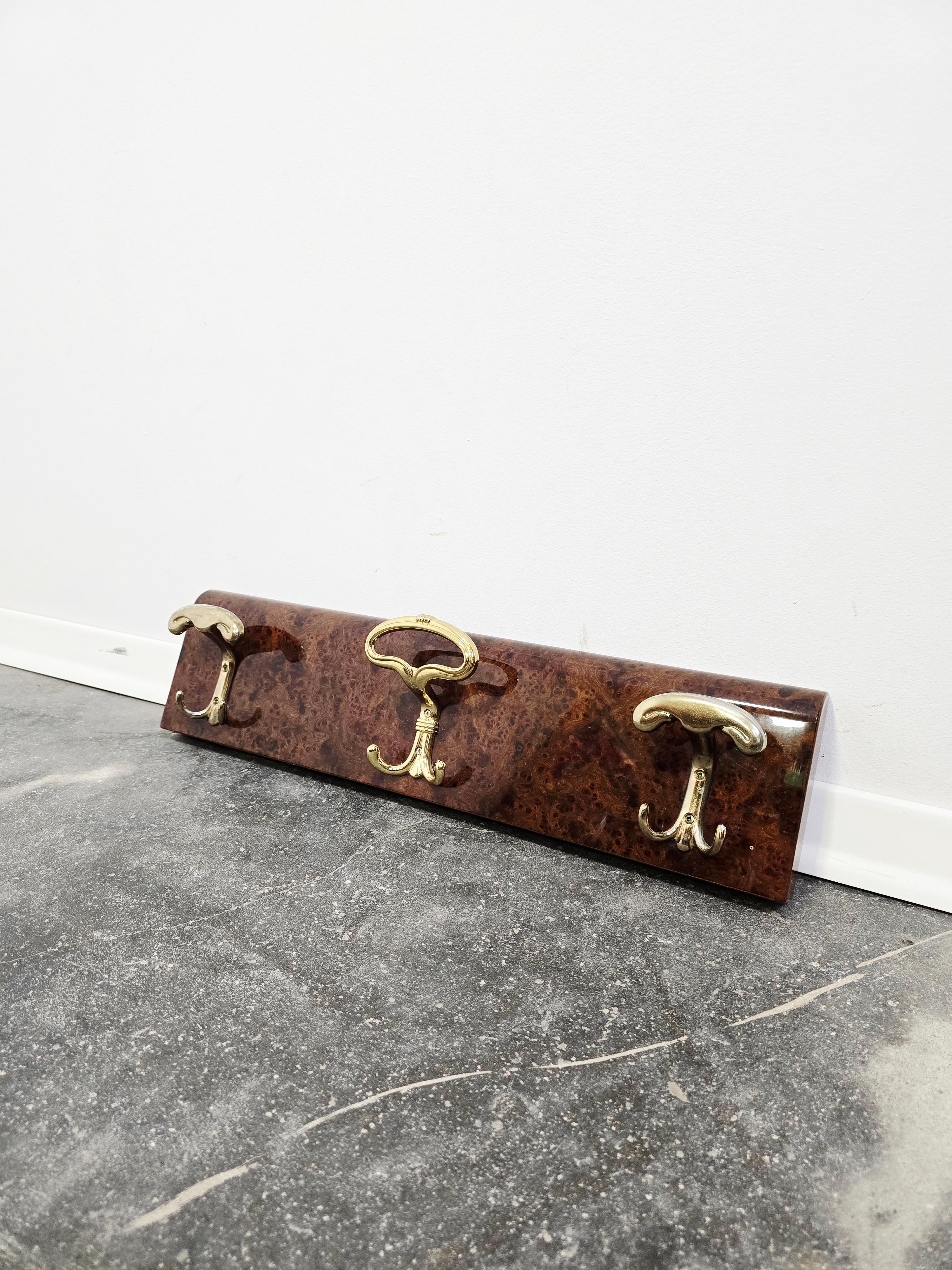 Wandaufhänger aus Nussbaumwurzelholz mit drei Haken (Messing) im Angebot