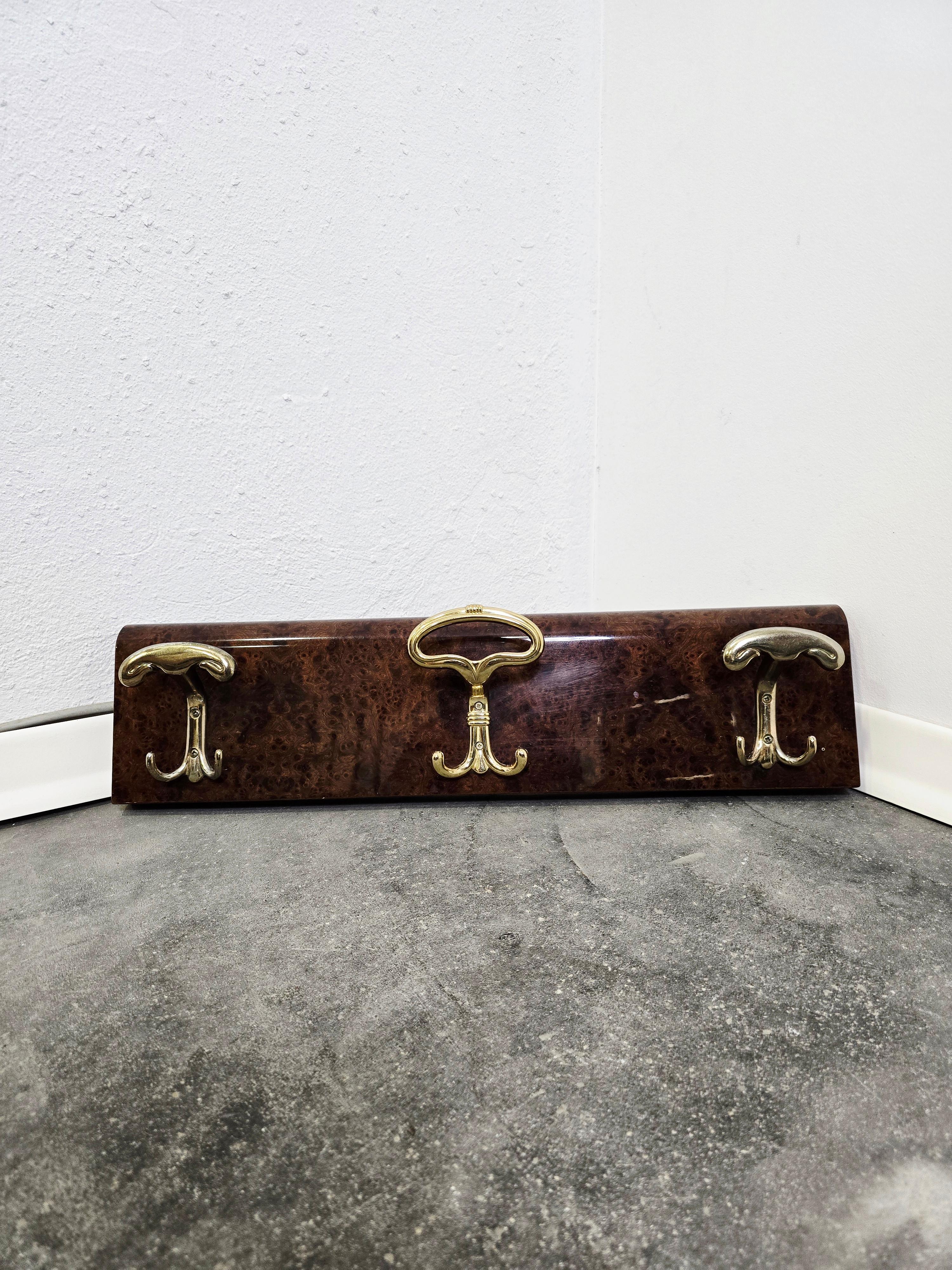 Wandaufhänger aus Nussbaumwurzelholz mit drei Haken im Angebot 1