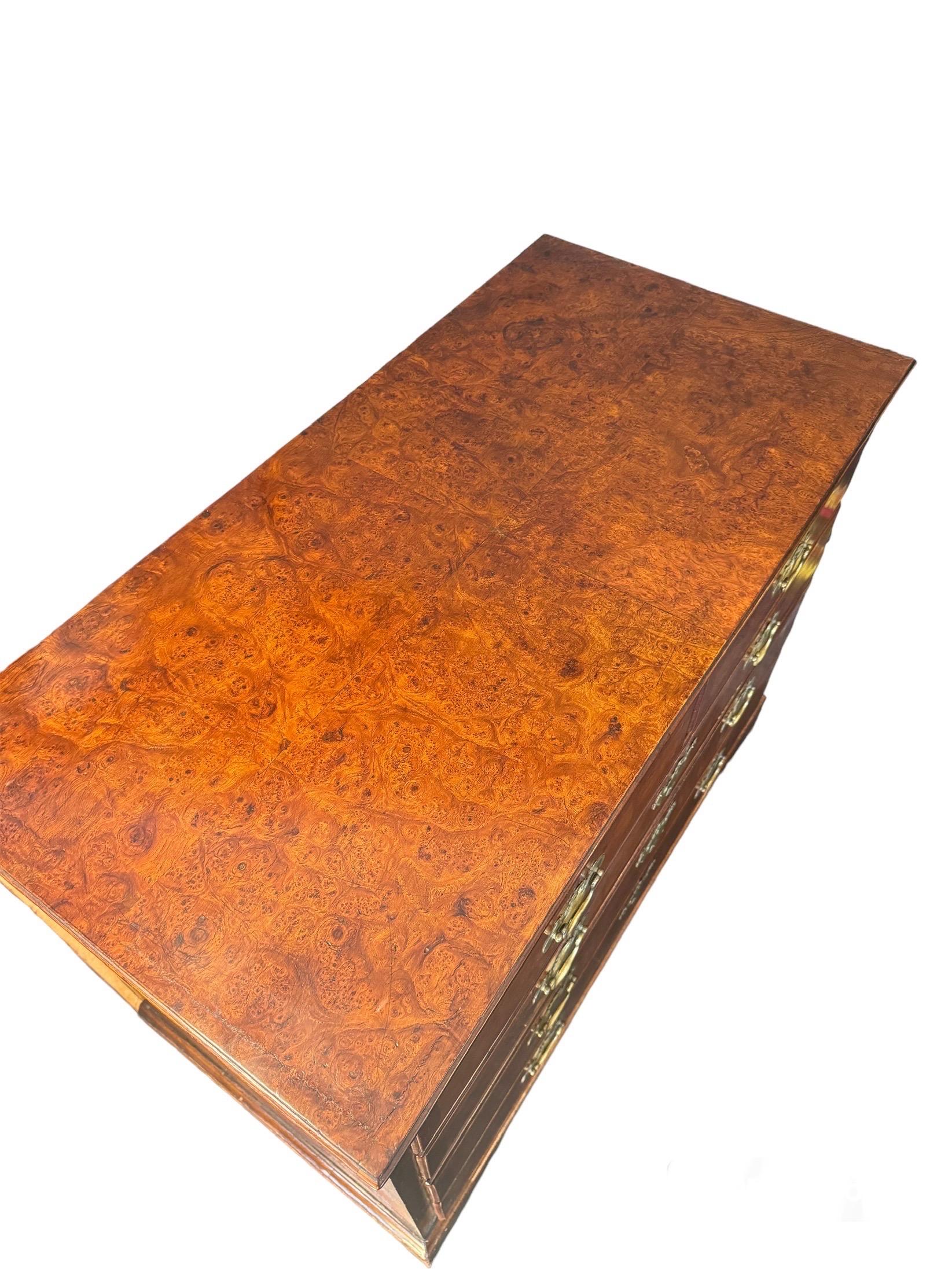 Lucidato Cassettiera in noce e radica di noce in vendita
