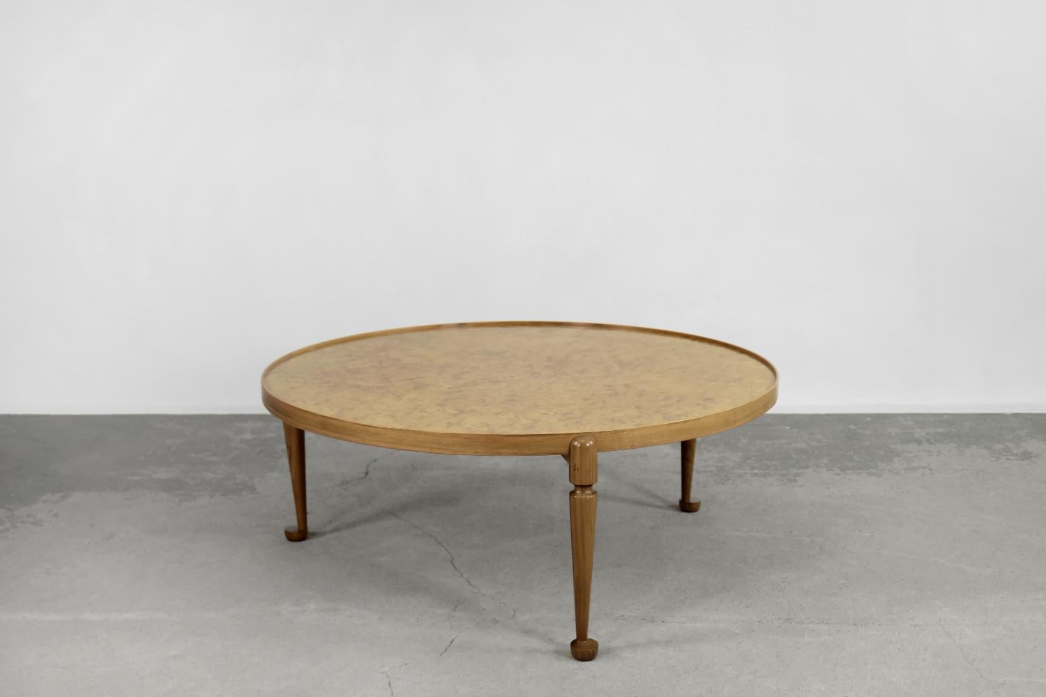This luxurious, round 2139 table was designed by Josef Frank for the Swedish manufacture Svenskt Tenn in 1952 and made later. The table is made of walnut, and its characteristic feature is the richly patterned top made of elm burl. Josef Frank is a