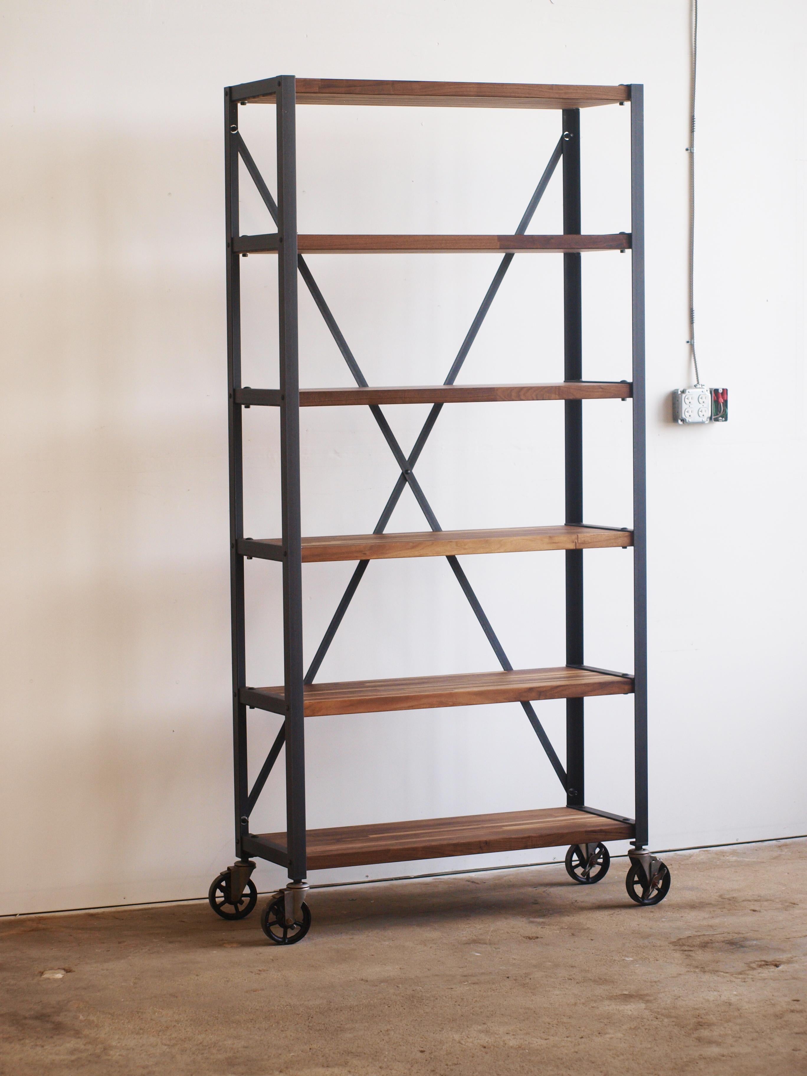 Librería industrial de madera de nogal Estadounidense en venta