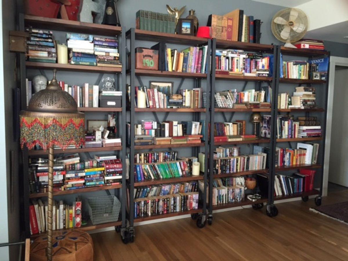 Librería industrial de madera de nogal Soldado en venta