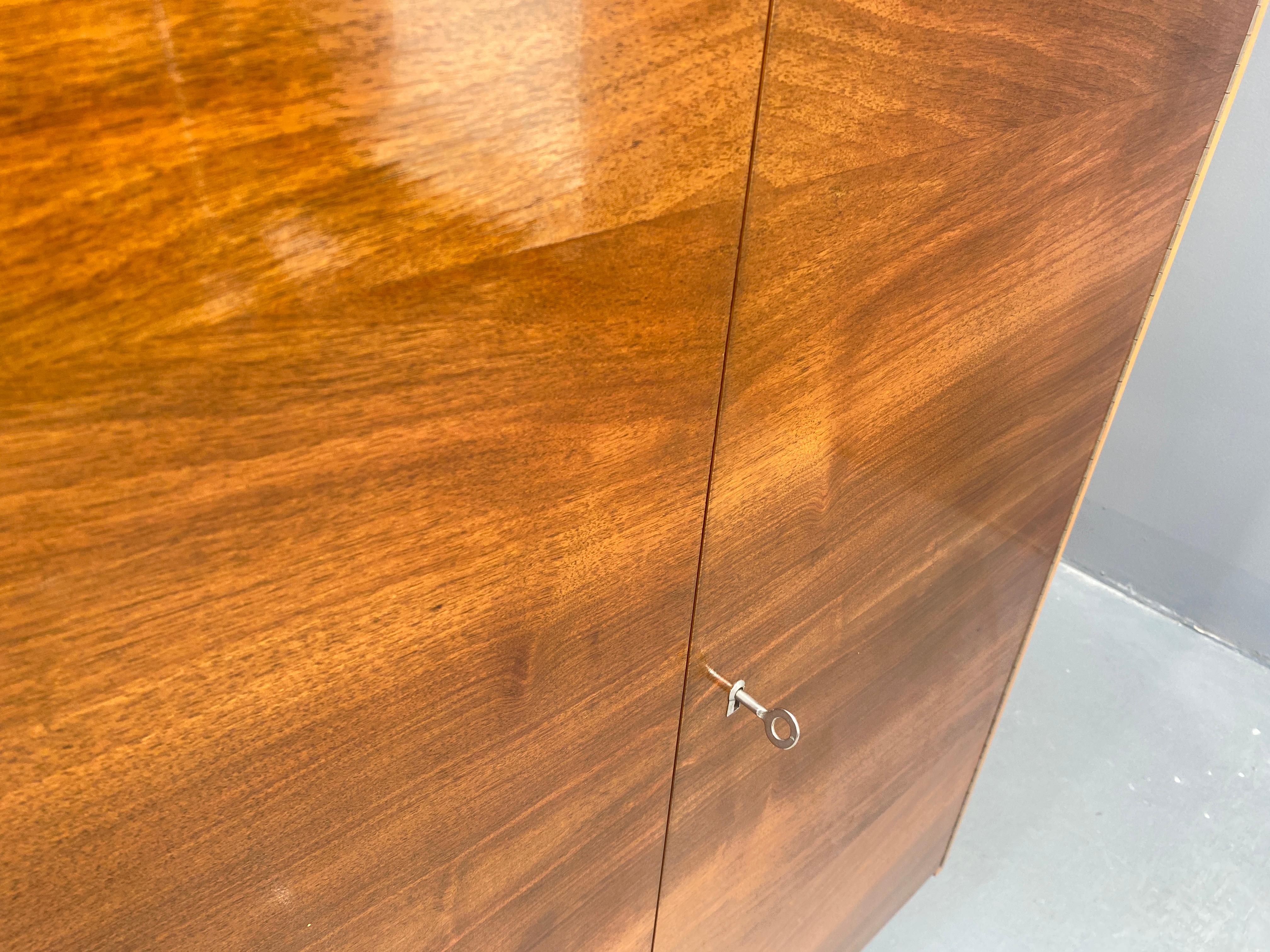 Armoire en noyer, années 1970, Tchécoslovaquie 6