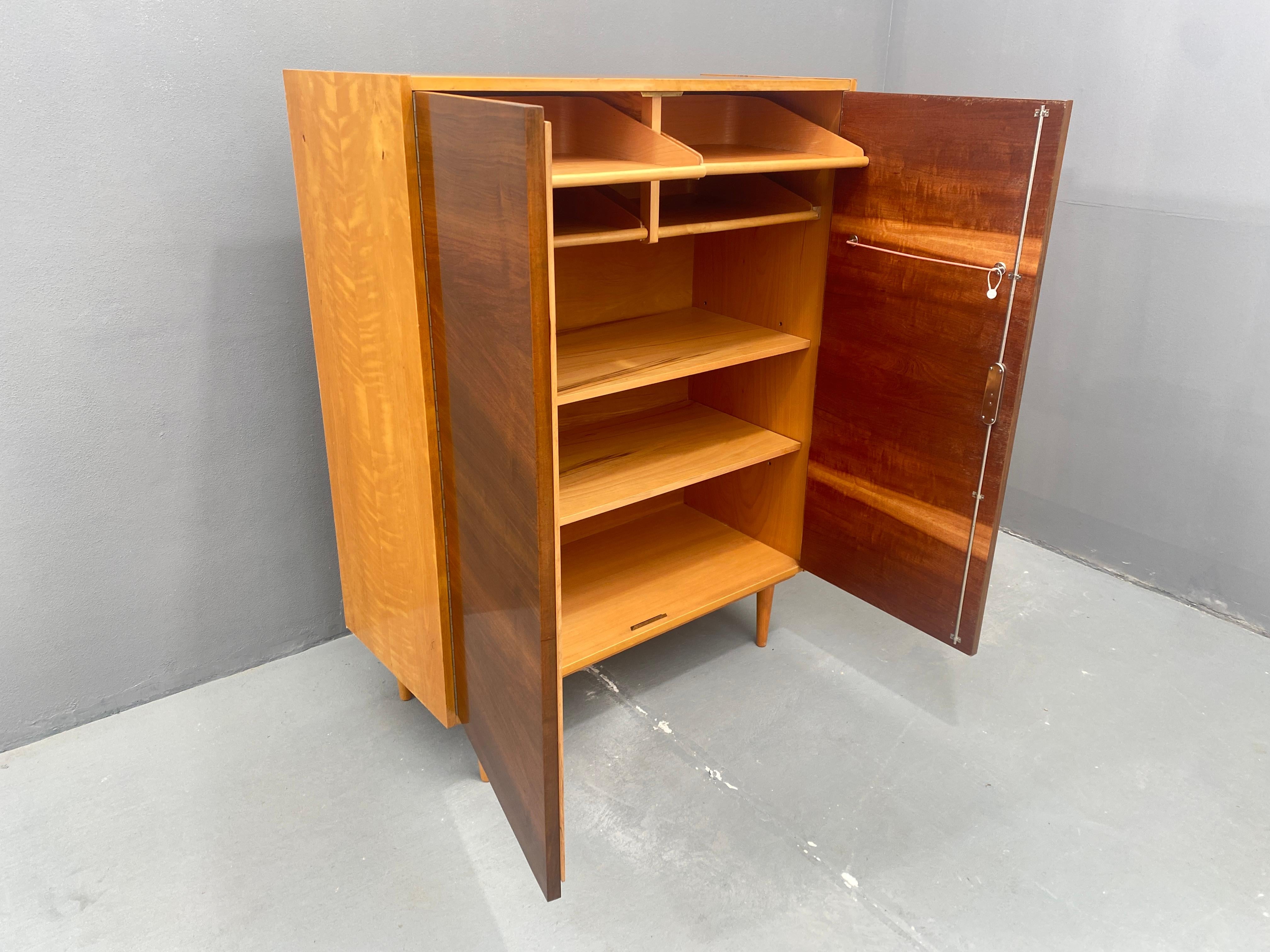 Armoire en noyer, années 1970, Tchécoslovaquie 12