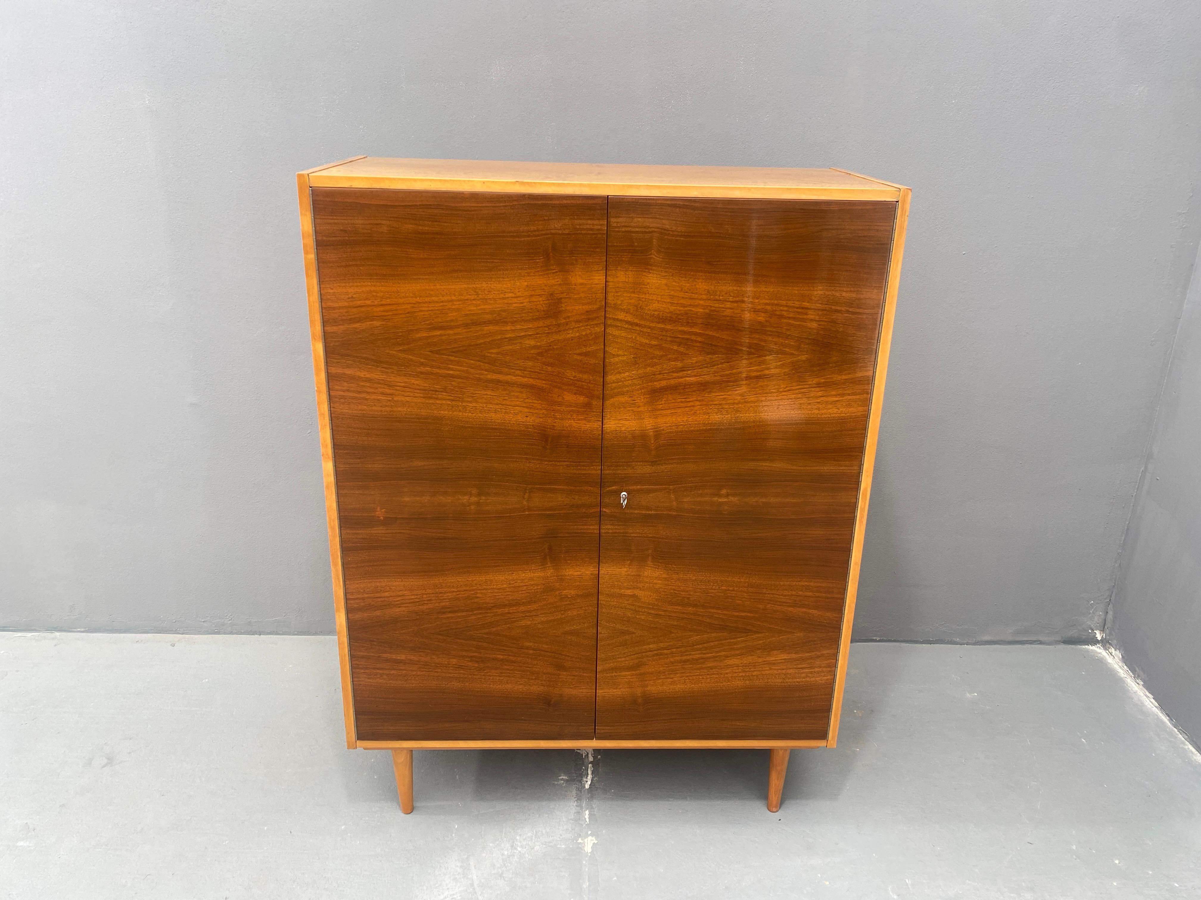 Art déco Armoire en noyer, années 1970, Tchécoslovaquie