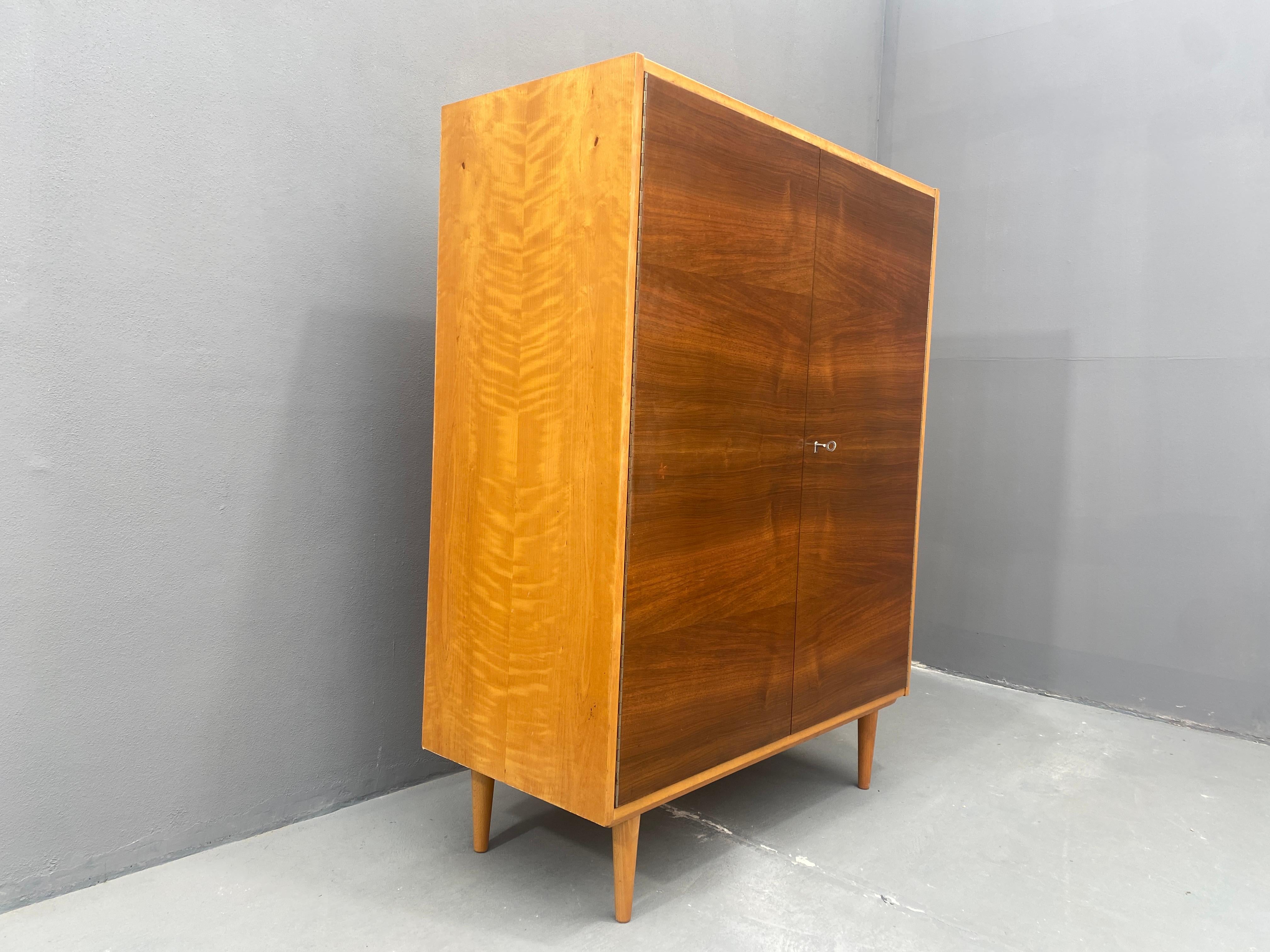 Tchèque Armoire en noyer, années 1970, Tchécoslovaquie