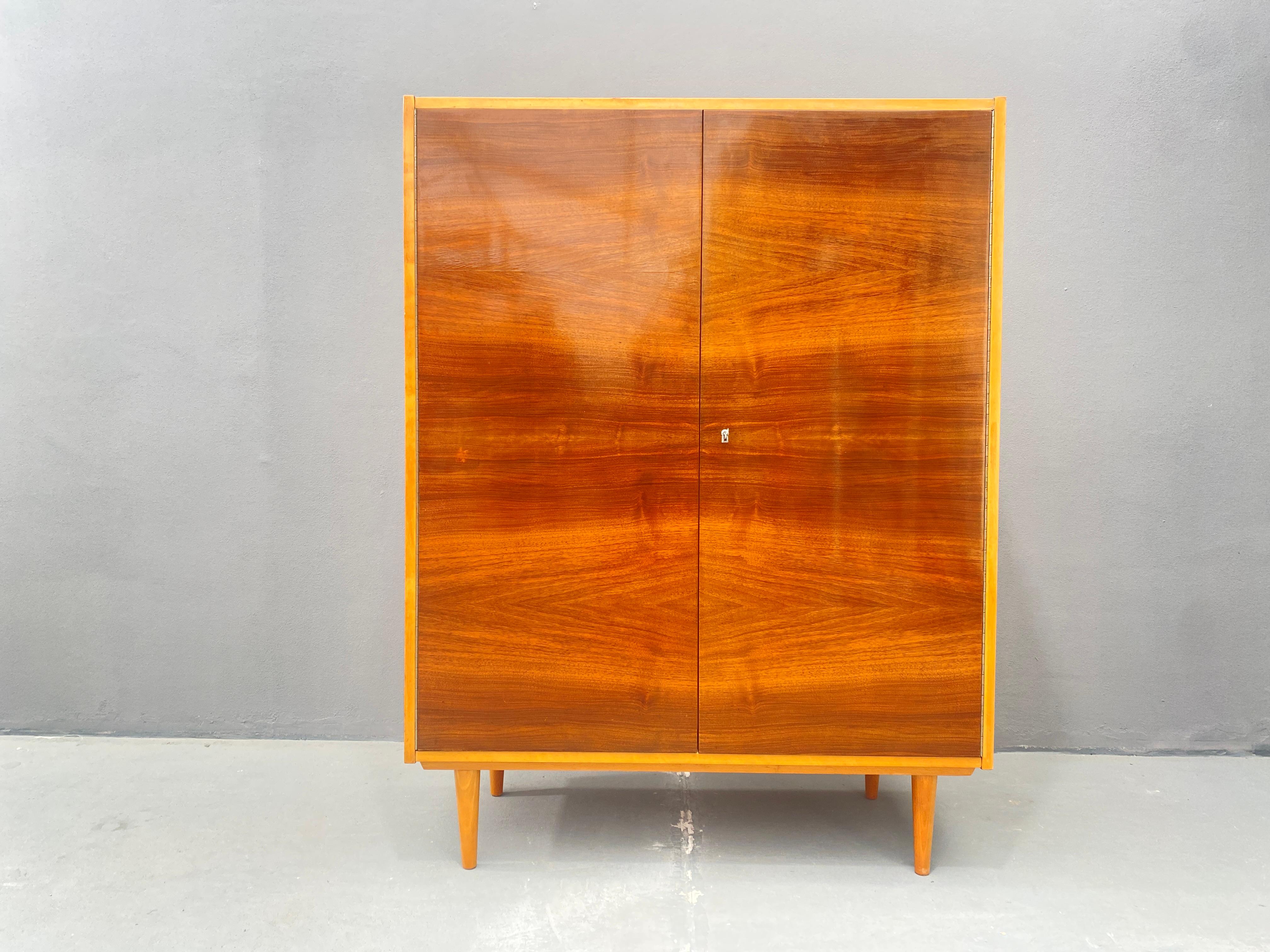 Bois Armoire en noyer, années 1970, Tchécoslovaquie