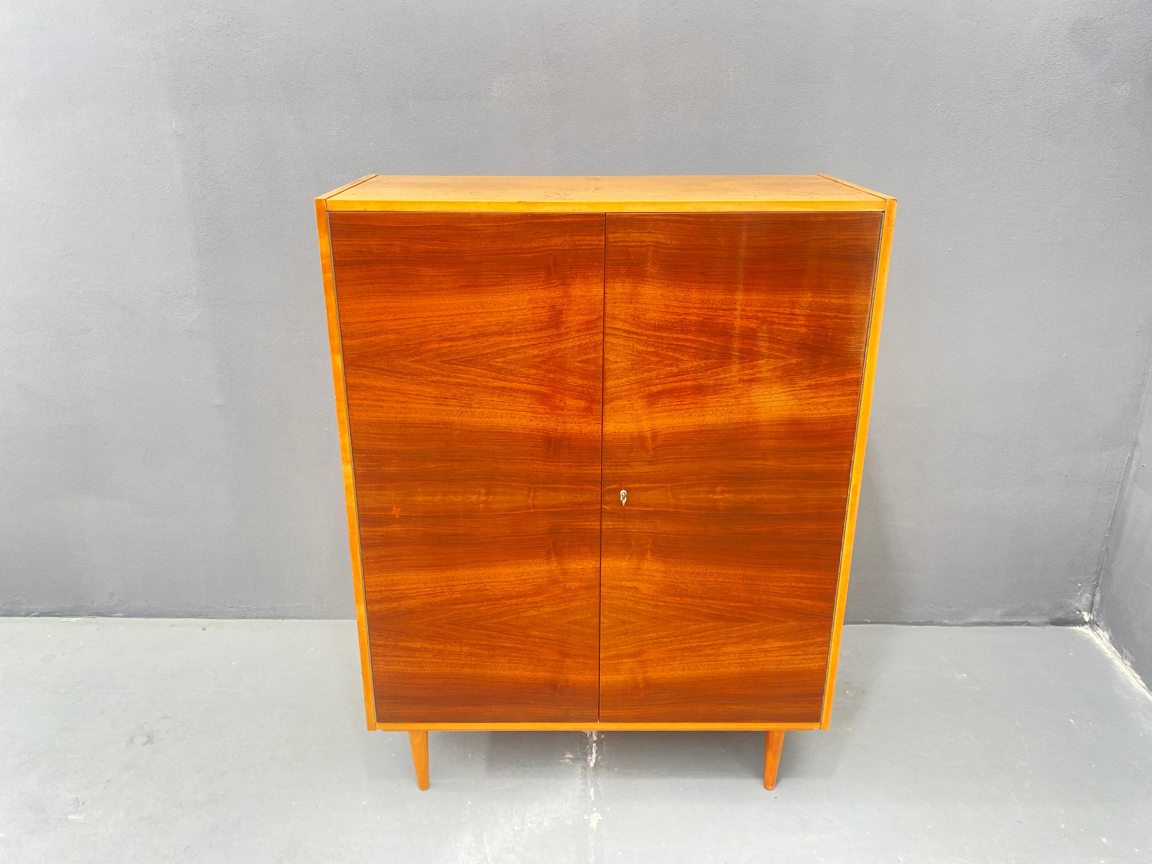 Armoire en noyer, années 1970, Tchécoslovaquie 1