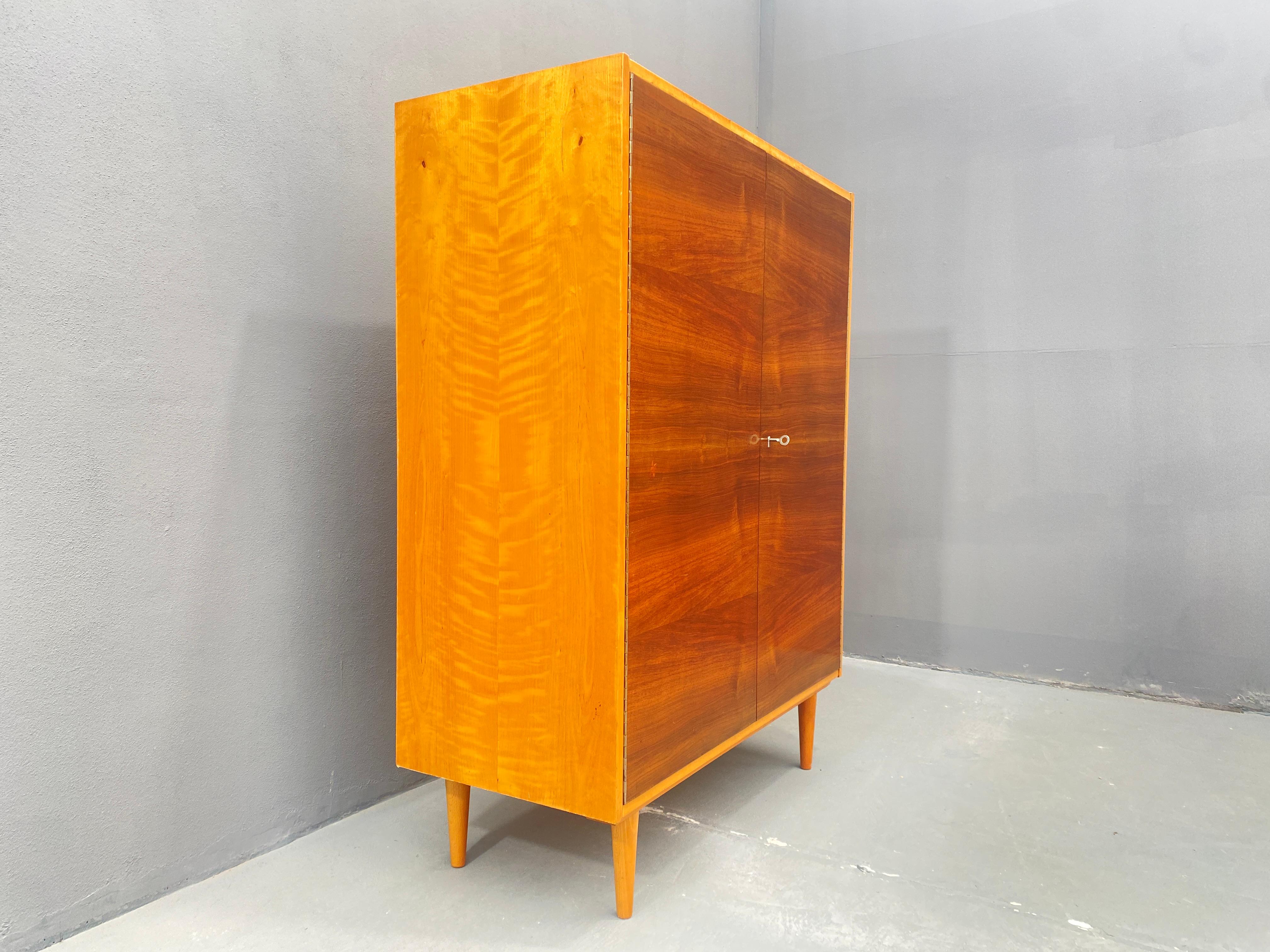 Armoire en noyer, années 1970, Tchécoslovaquie 2