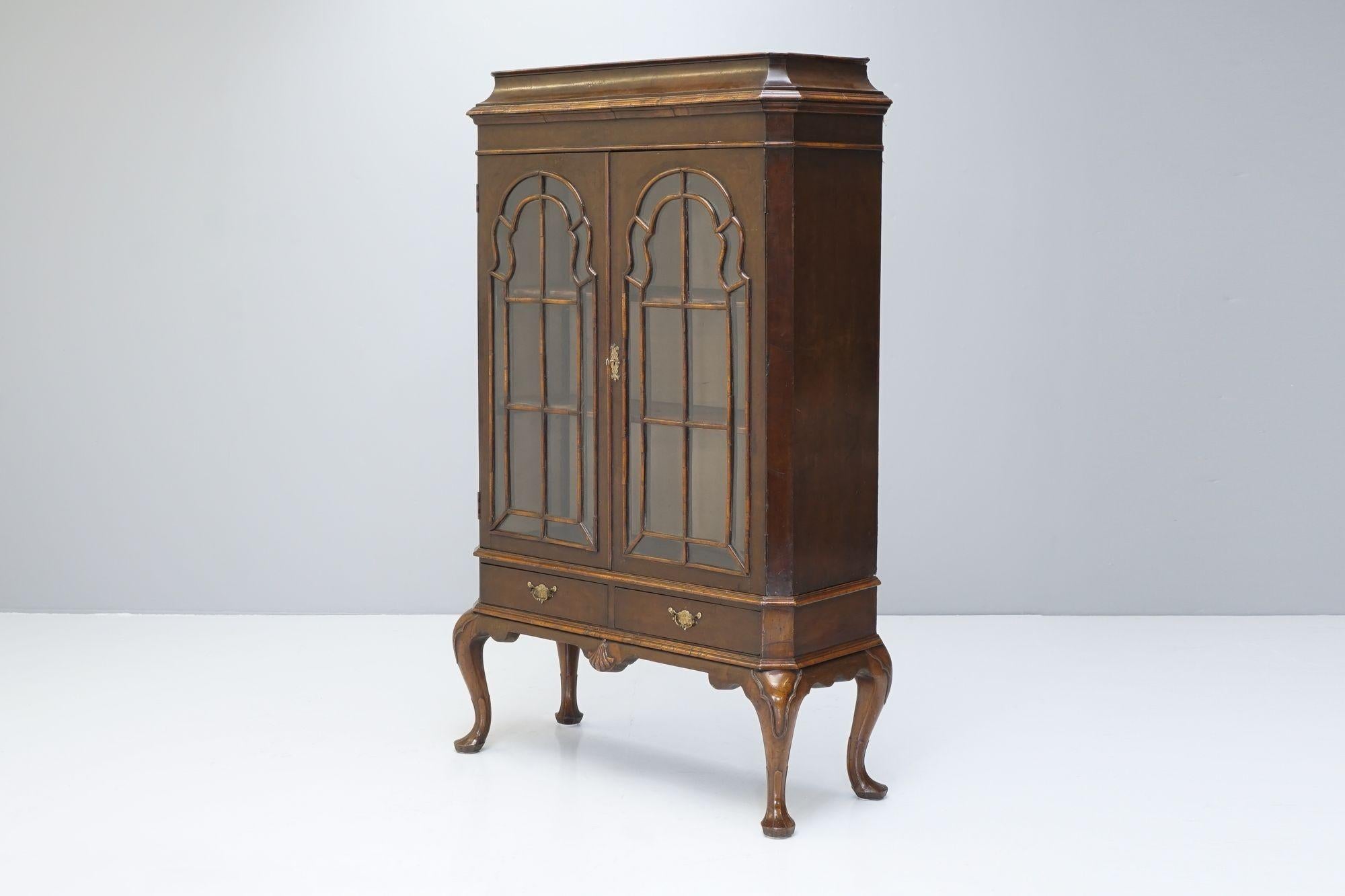 Mobile in noce su cavalletto.
H. H. 156cm x L. 100cm x P. 35cm