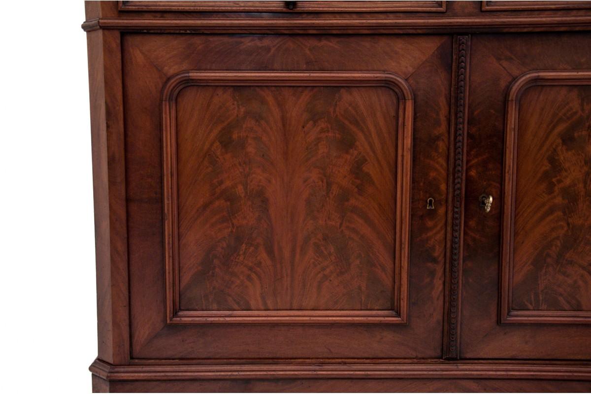Antique walnut chest of drawers.

Wood: Walnut,

Year: circa 1880,

Origin: Western Europe.