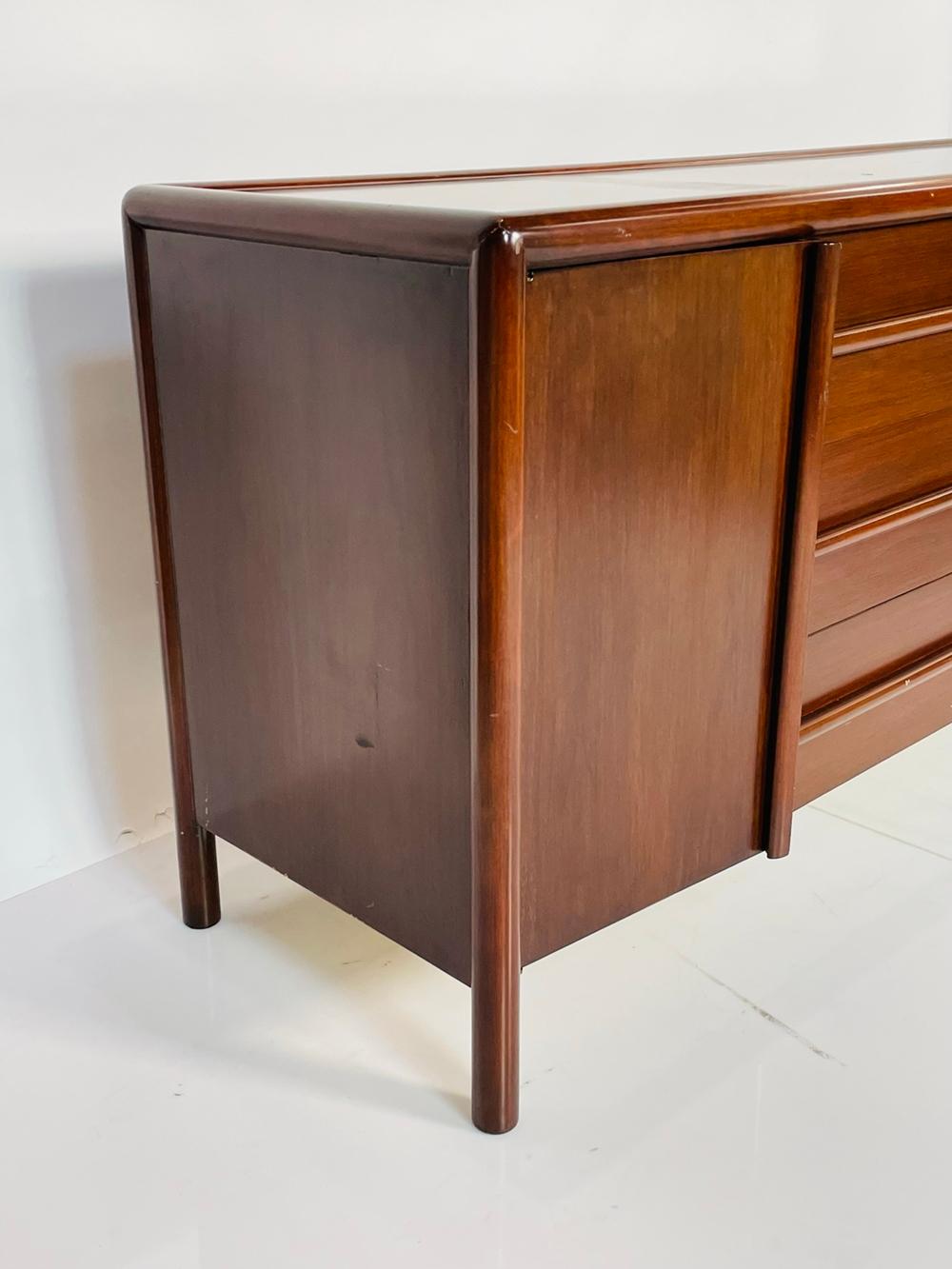 Beautiful sideboard cabinet designed and manufactured in the 1950s by T.H. Robsjohn Gibbings.
The piece has 3 large drawers and two side cubbies for extra storage.Great design with great proportions.
Measurements:
67 inches wide x 21 inches deep