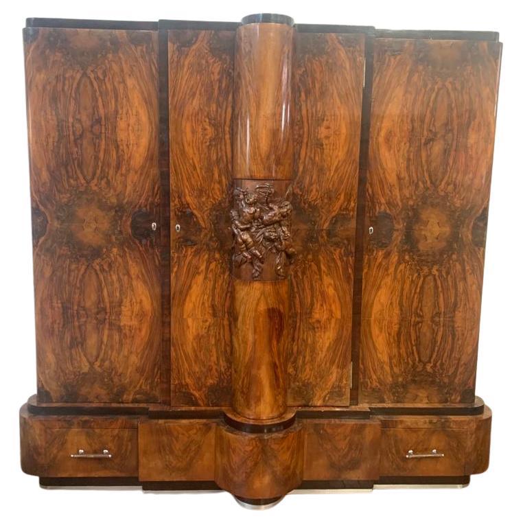 Cabinet en noyer avec sculptures de chérubins par Ducrot, années 1920