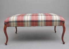 Hocker mit Cabriole-Beinen aus Nussbaum