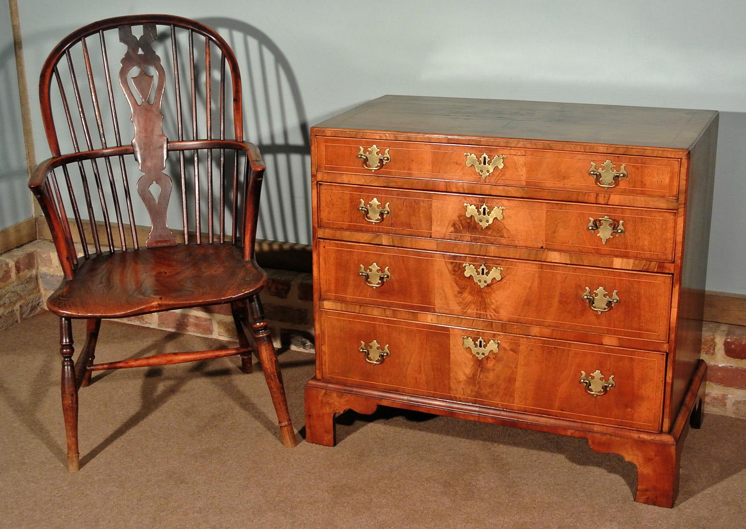 A good quality 19th century walnut chest of drawers of well balanced proportions. The caddy top over four graduated long drawers, each strung with satinwood and with solid brass batswing handles and matching escutcheons.

Well figured walnut