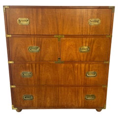 Cómoda de campaña de nogal