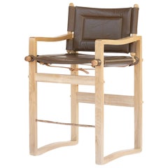 Taburete de campaña de nogal con tapicería de cuero, estilo de mediados de siglo