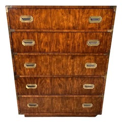 Commode de campagne en noyer dans le style de Henredon