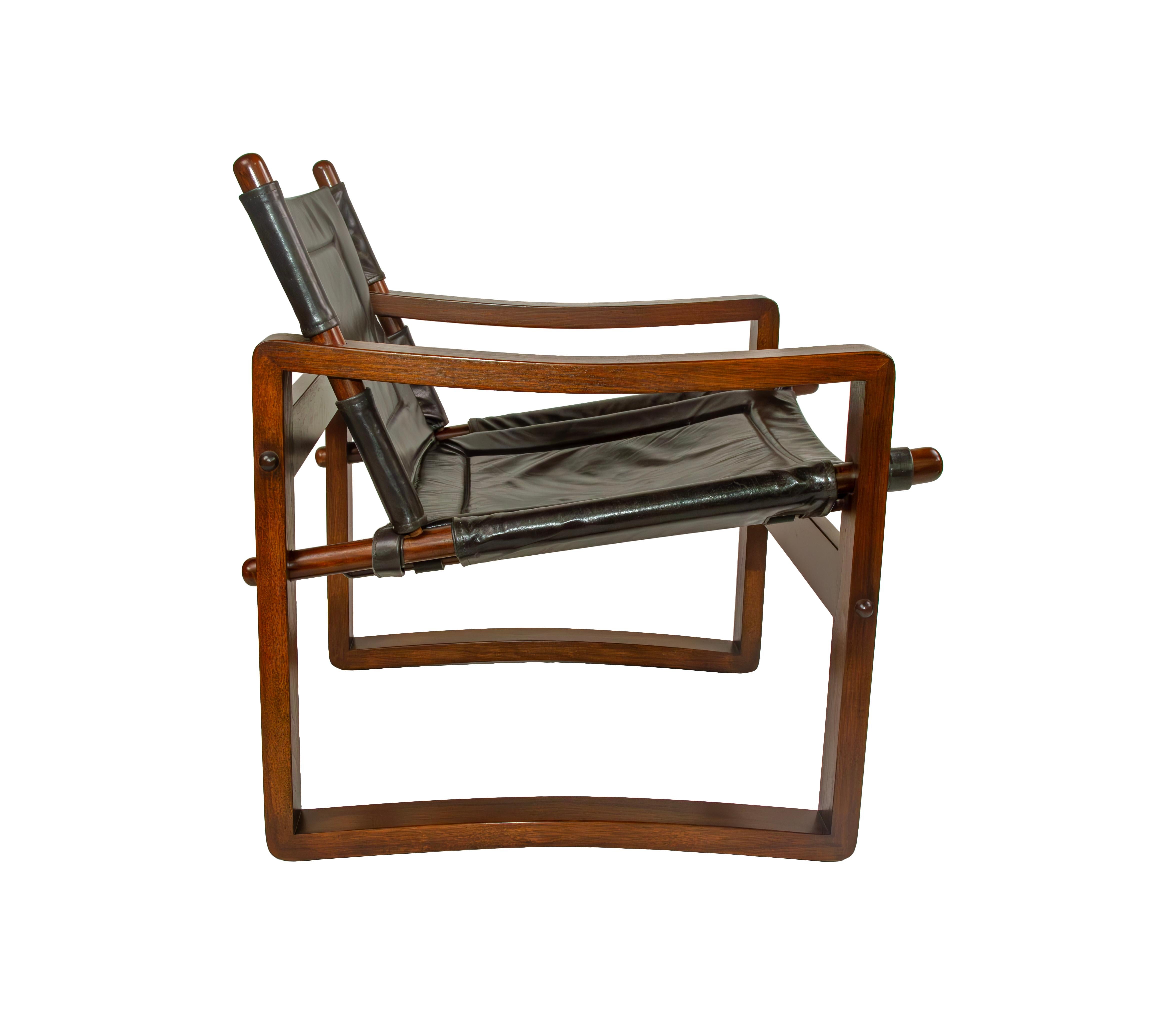Der Campaigner Safari Stuhl ist mit seinem schlichten und anmutig geschwungenen Gestell eine Referenz an das dänische Möbeldesign der Mitte der 1960er Jahre. Der Stuhl ist mit einem Sling-Sitz gepolstert, der mit robusten Lederriemen befestigt ist,