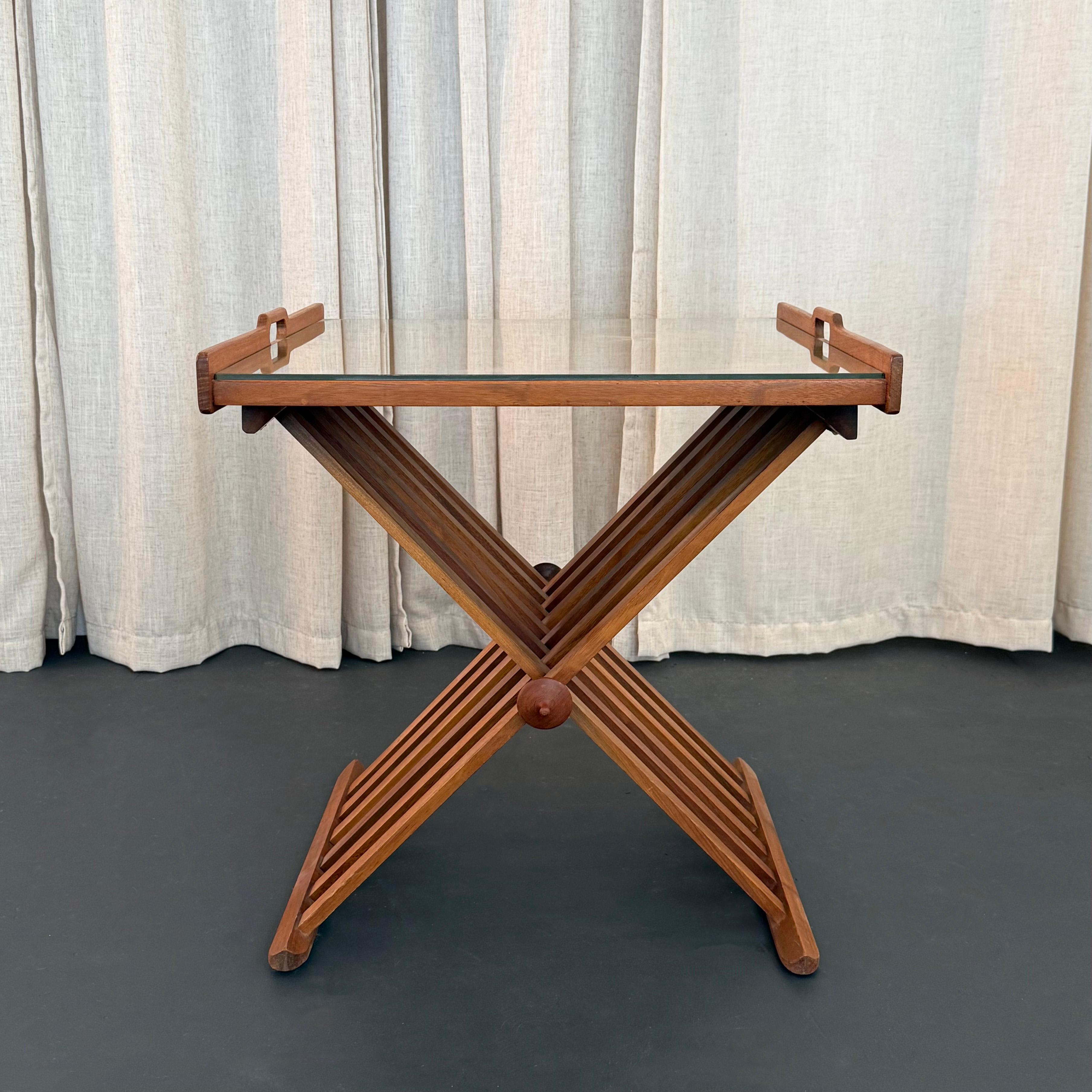 Walnut Campaign Tray Table By Kipp Stewart And Stewart McDougal For Drexel (Moderne der Mitte des Jahrhunderts) im Angebot