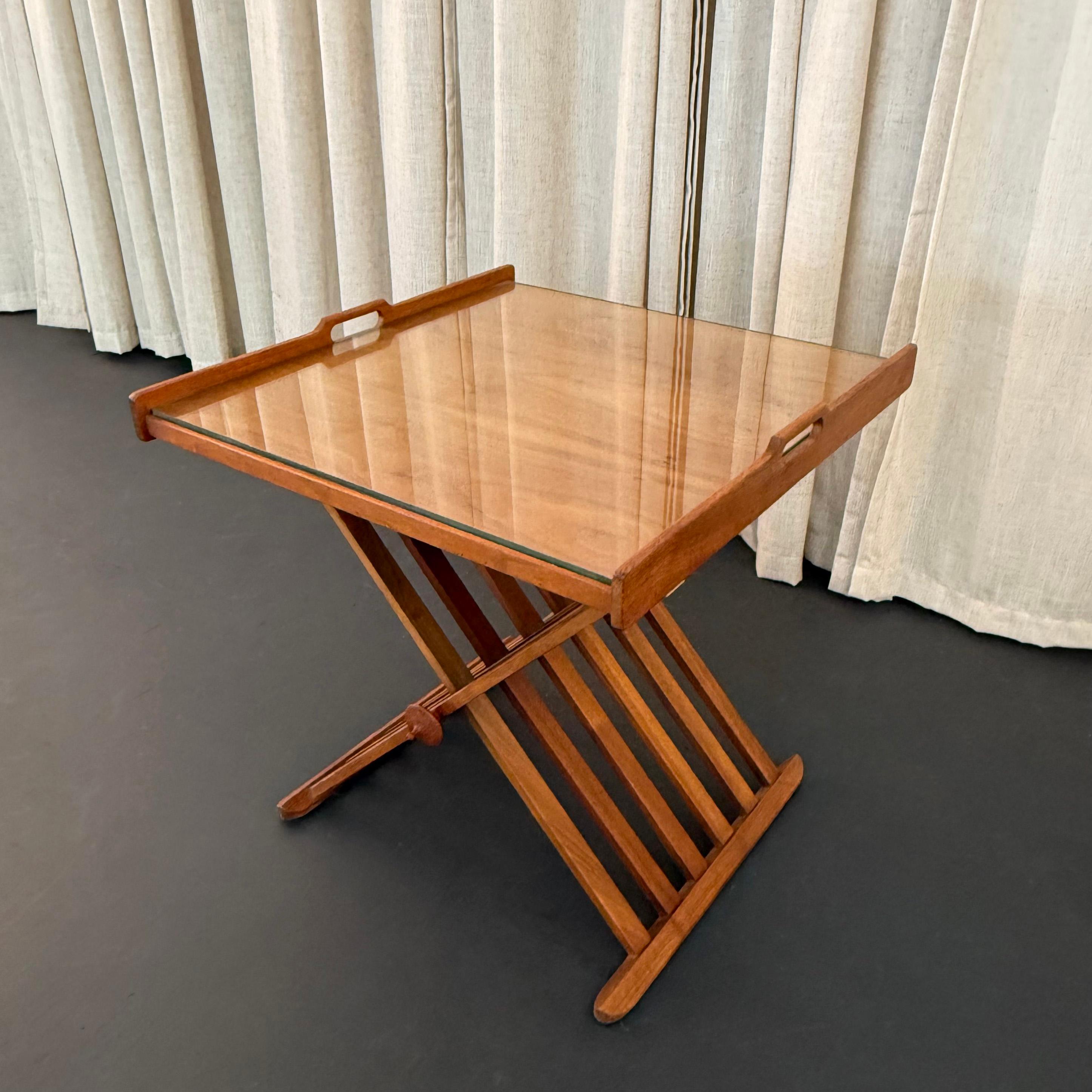Walnut Campaign Tray Table By Kipp Stewart And Stewart McDougal For Drexel (amerikanisch) im Angebot