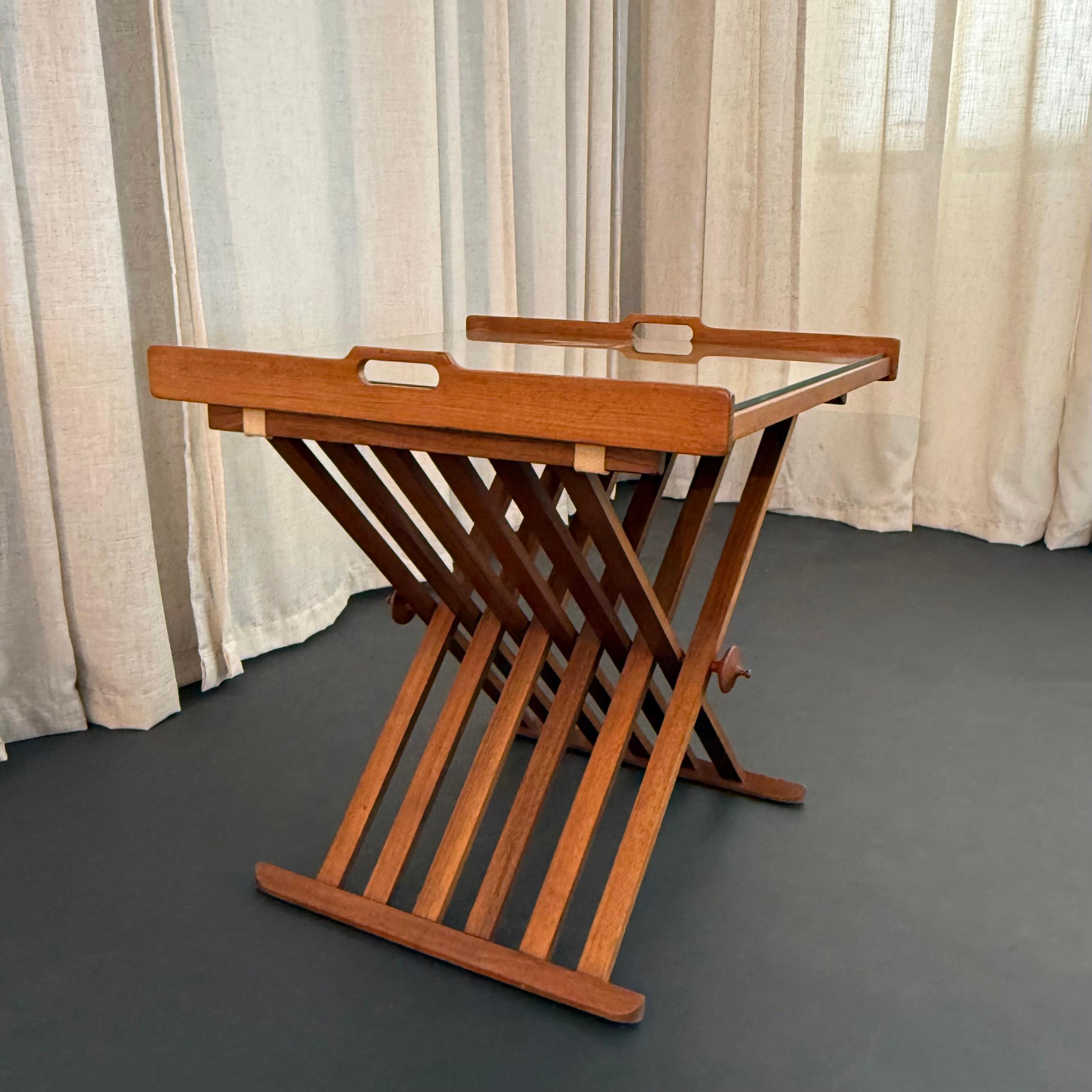 Walnut Campaign Tray Table By Kipp Stewart And Stewart McDougal For Drexel im Zustand „Gut“ im Angebot in Brooklyn, NY