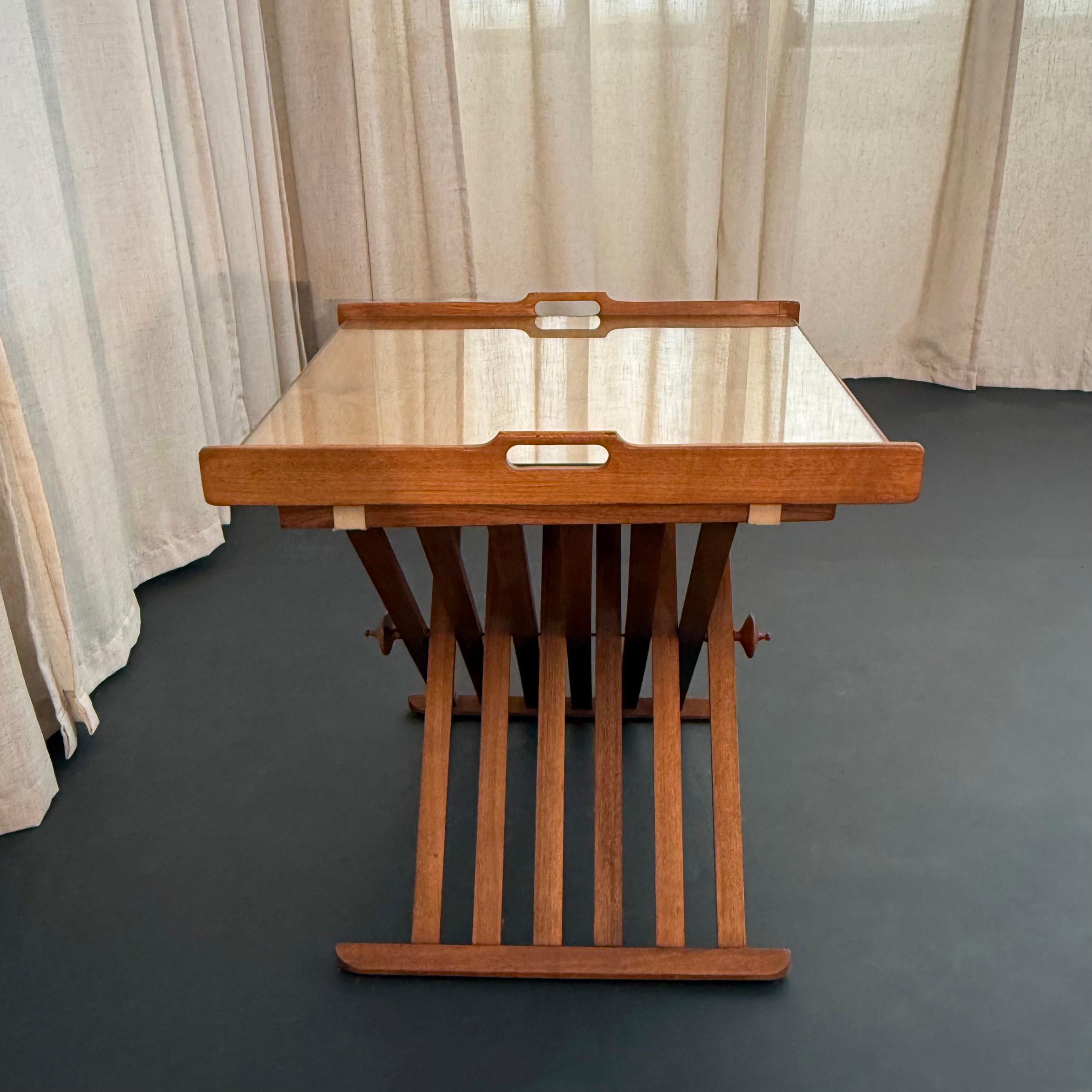 Walnut Campaign Tray Table By Kipp Stewart And Stewart McDougal For Drexel (20. Jahrhundert) im Angebot