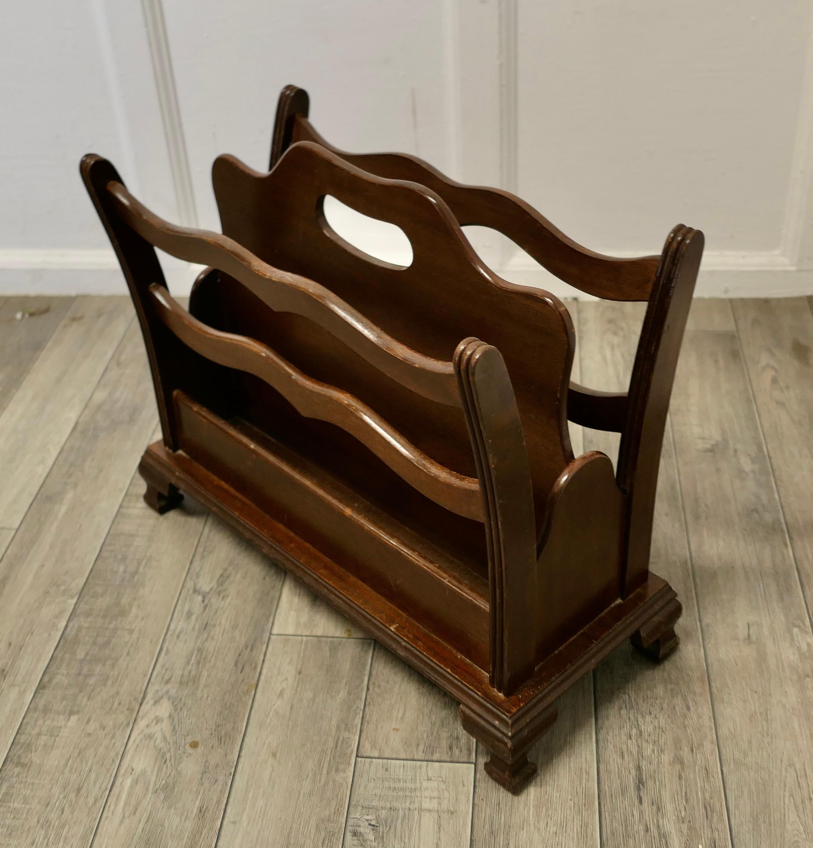 Walnut Canterbury Magazine Rack  In Good Condition For Sale In Chillerton, Isle of Wight
