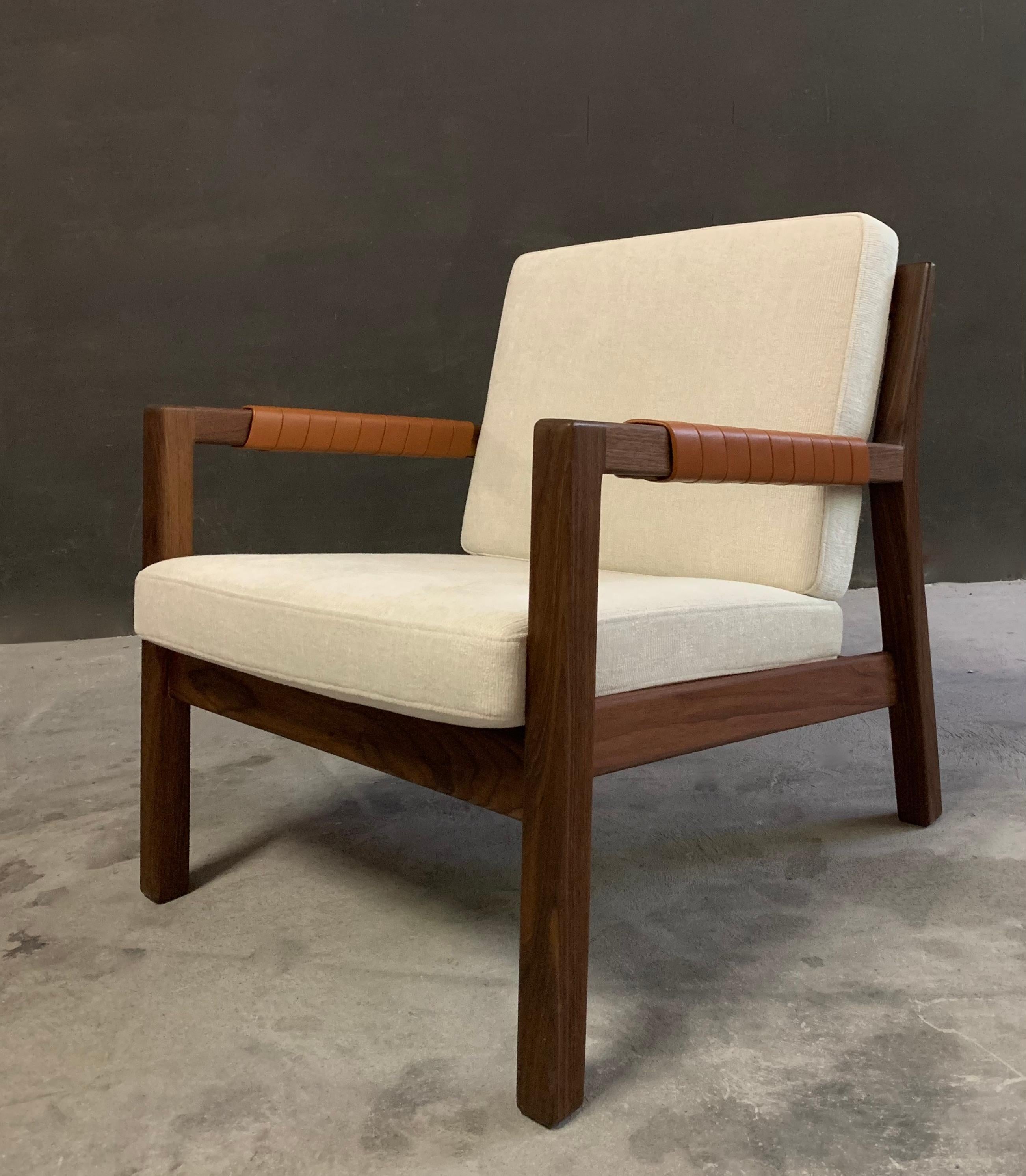 Chair 'Rialto's streamlined design and sophisticated details engage in a fascinating dialogue. The braided leather straps at the back and curved legs give Rialto its unique appearance that especially comes to its own when the chair is placed