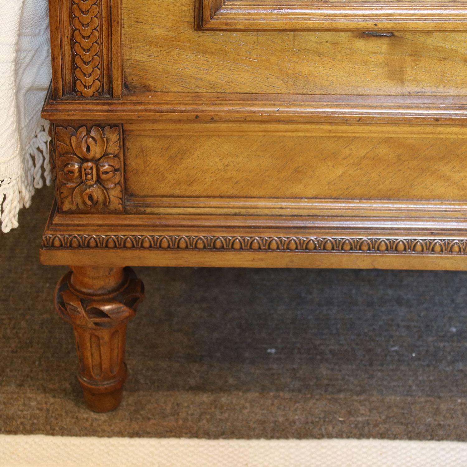 Walnut Carved Bed, WK96 In Good Condition In Wrexham, GB