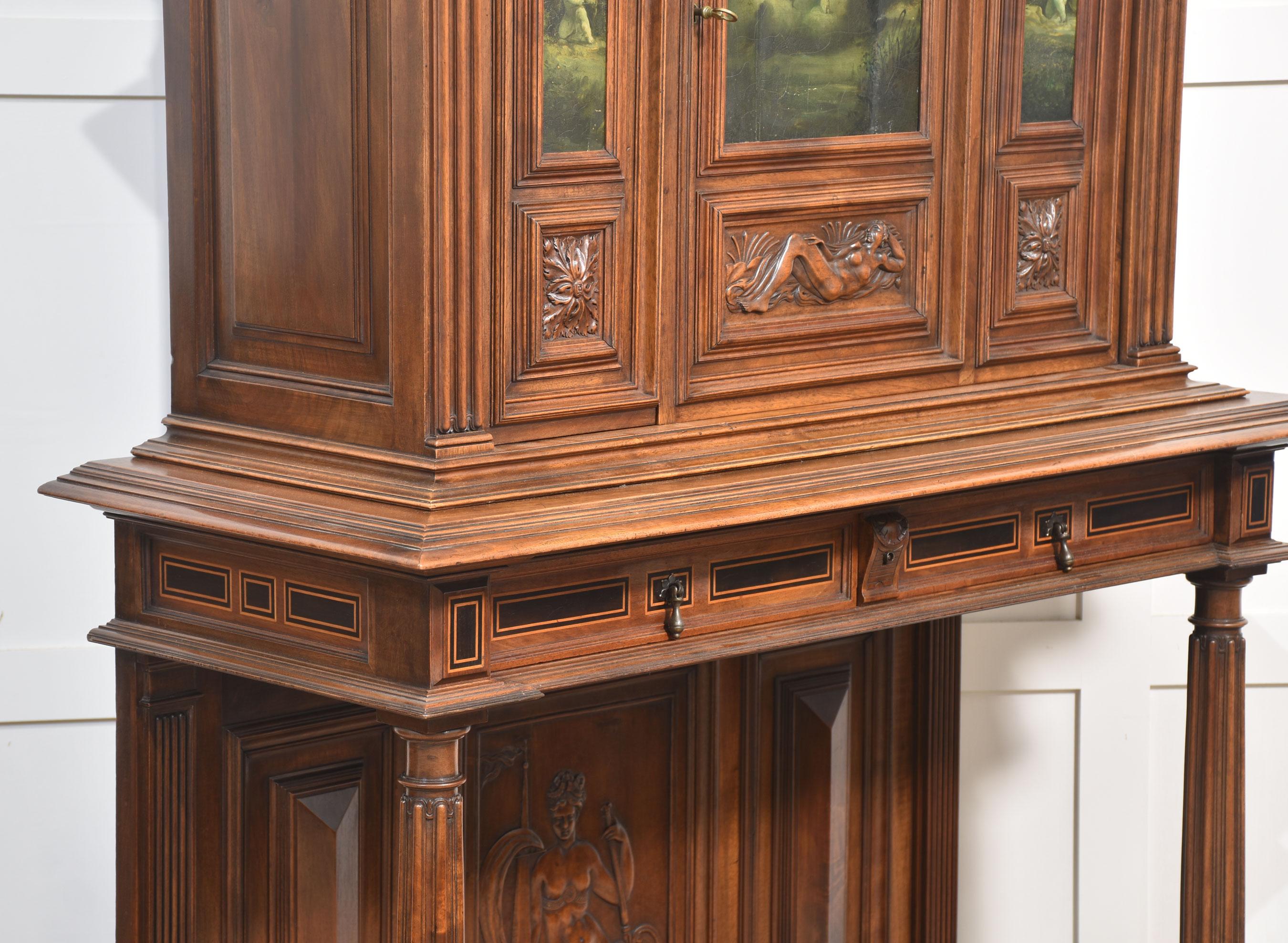 Geschnitzter Nussbaumschrank auf Stand im Angebot 5