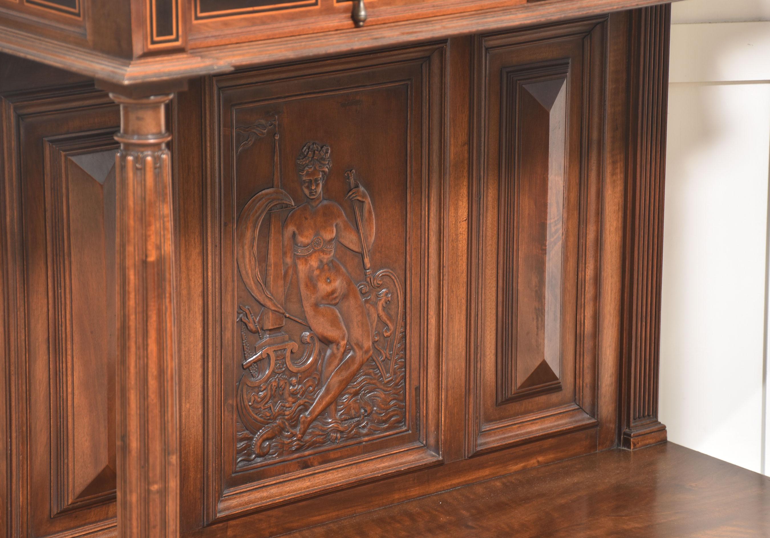Geschnitzter Nussbaumschrank auf Stand im Angebot 6