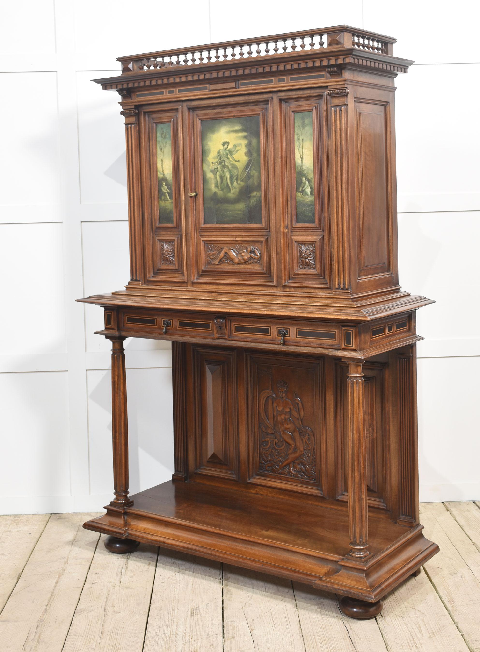 Geschnitzter Nussbaumschrank auf Stand im Angebot 8