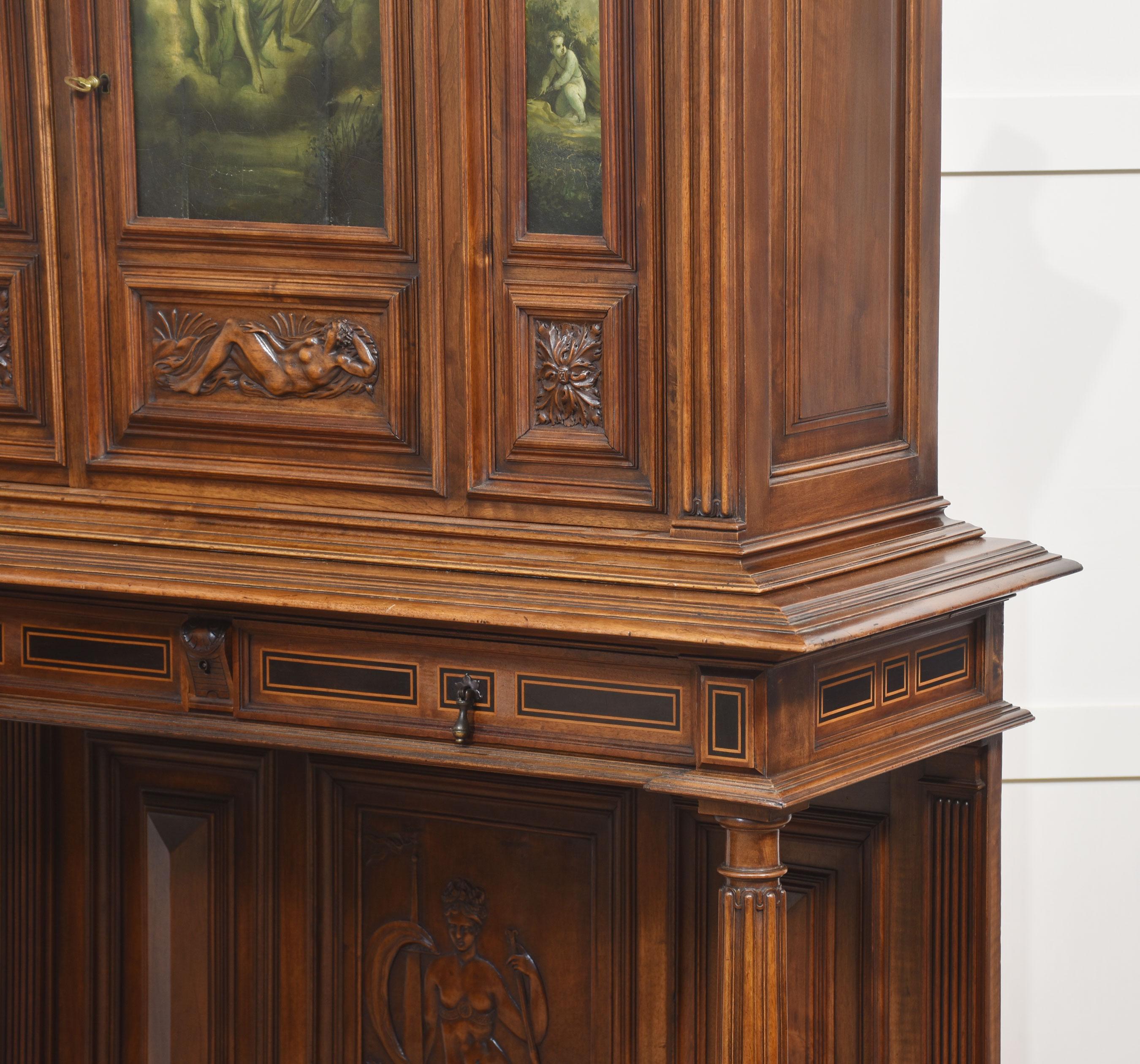Geschnitzter Nussbaumschrank auf Stand im Angebot 9