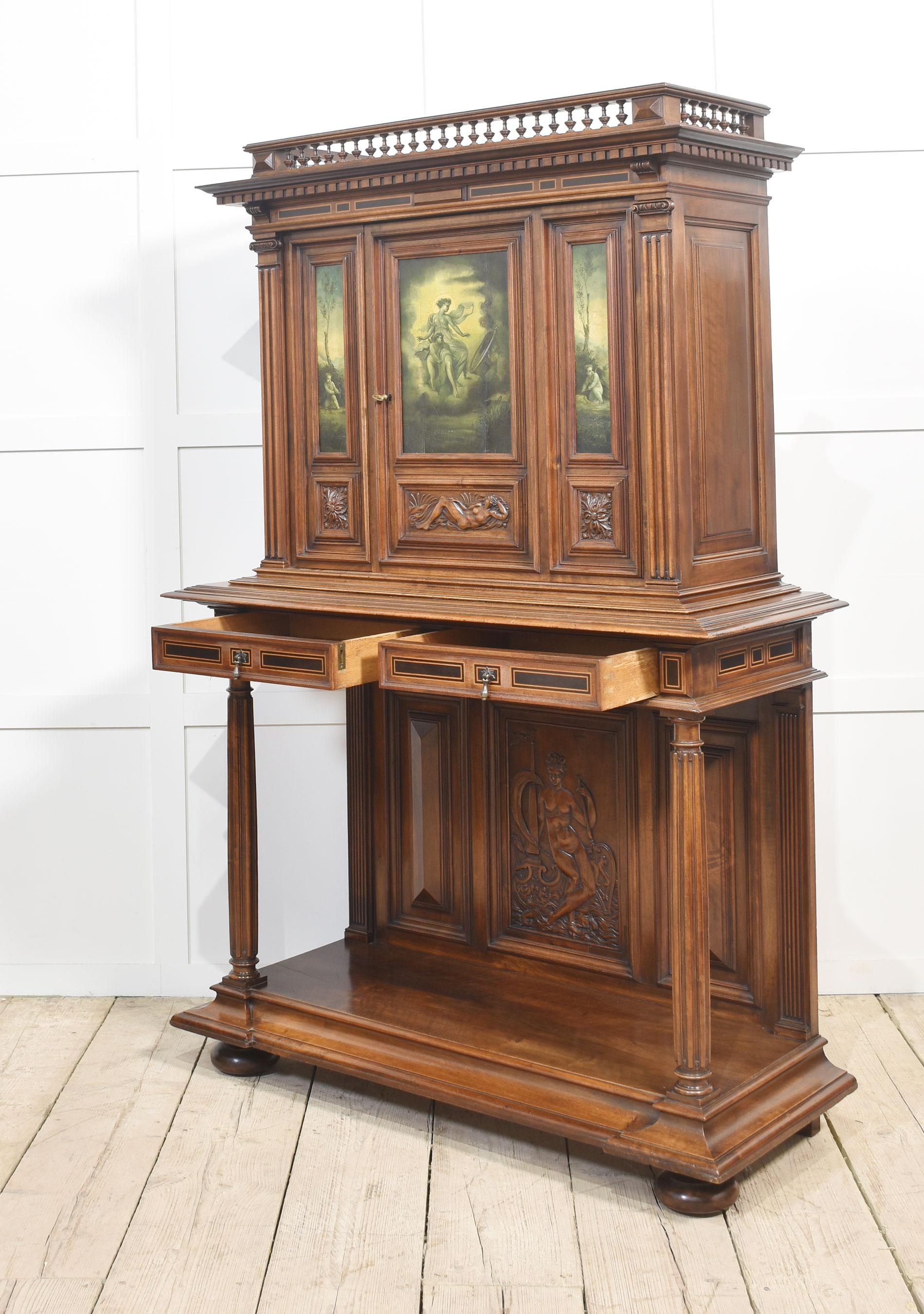 Geschnitzter Nussbaumschrank auf Stand im Angebot 10