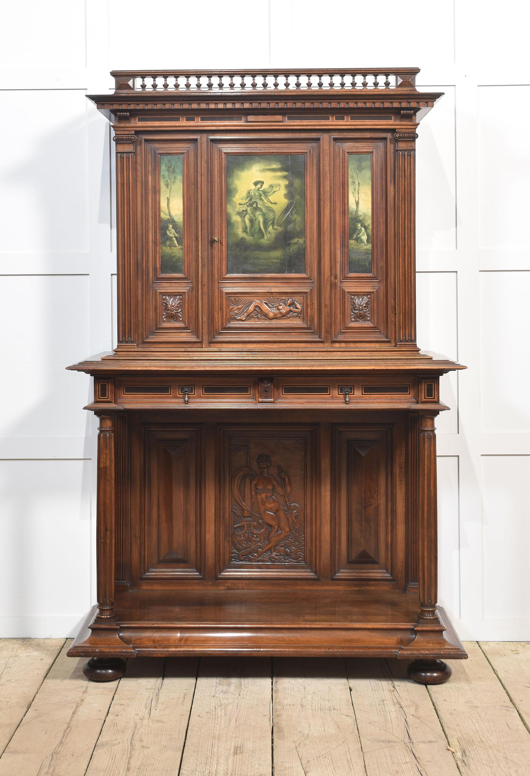 Nussbaumschrank auf Ständer aus dem 19. Jahrhundert, mit einer erhöhten, gedrechselten Galerie über drei bemalten Tafeln, die sich öffnen lassen, um ein verstellbares Regal zu enthüllen. Auf dem Gefrierschrank befinden sich zwei kurze Schubladen mit