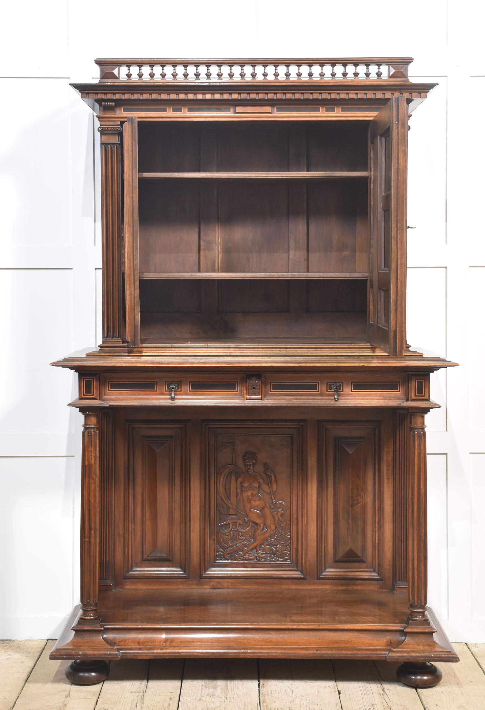 Geschnitzter Nussbaumschrank auf Stand (Walnuss) im Angebot