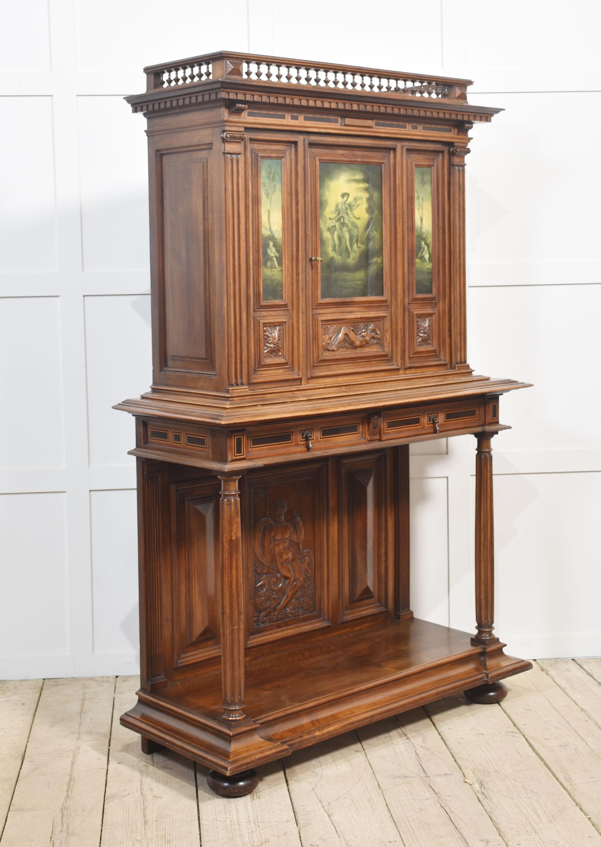 Geschnitzter Nussbaumschrank auf Stand im Angebot 1